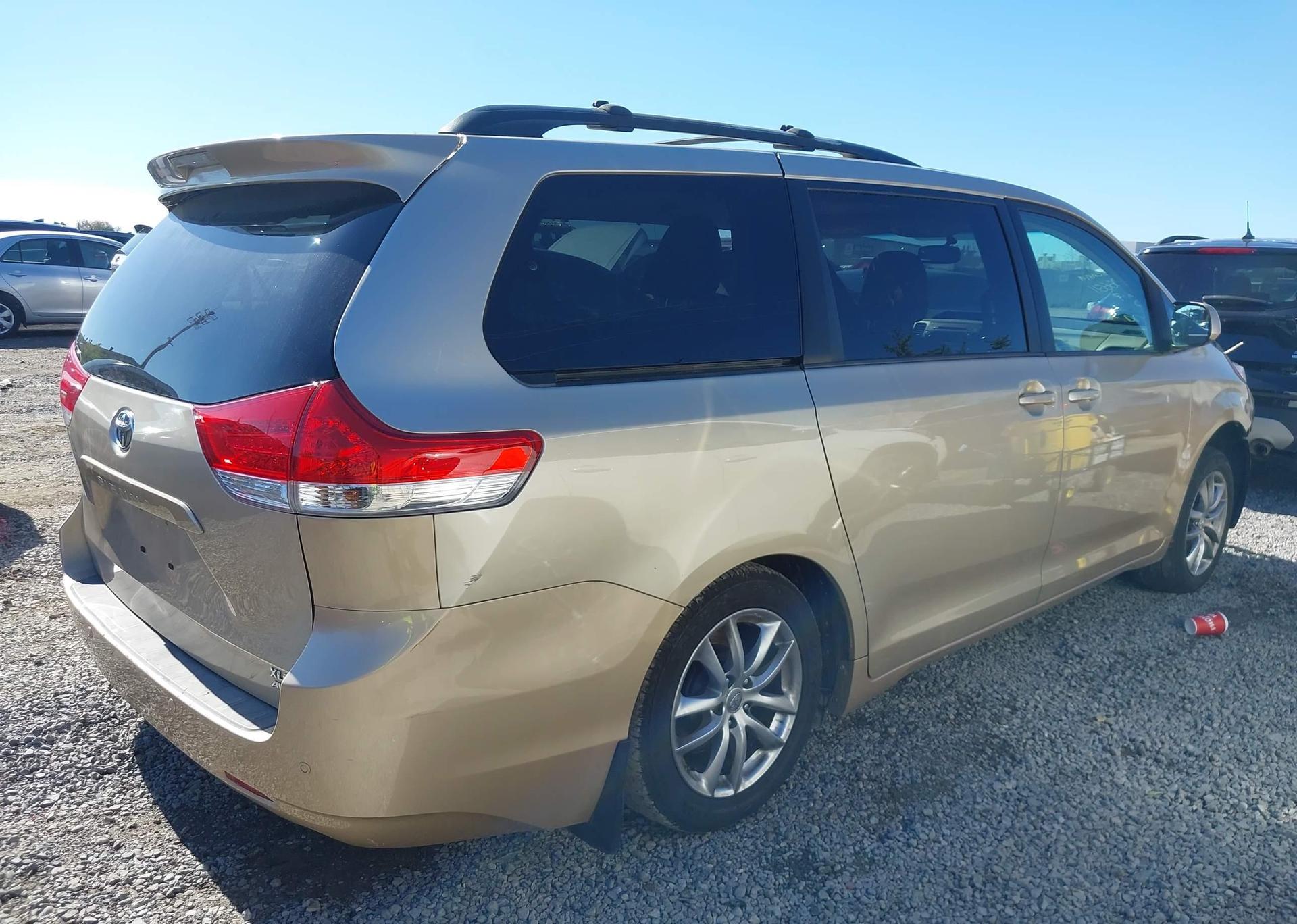 2013 TOYOTA SIENNA XLE