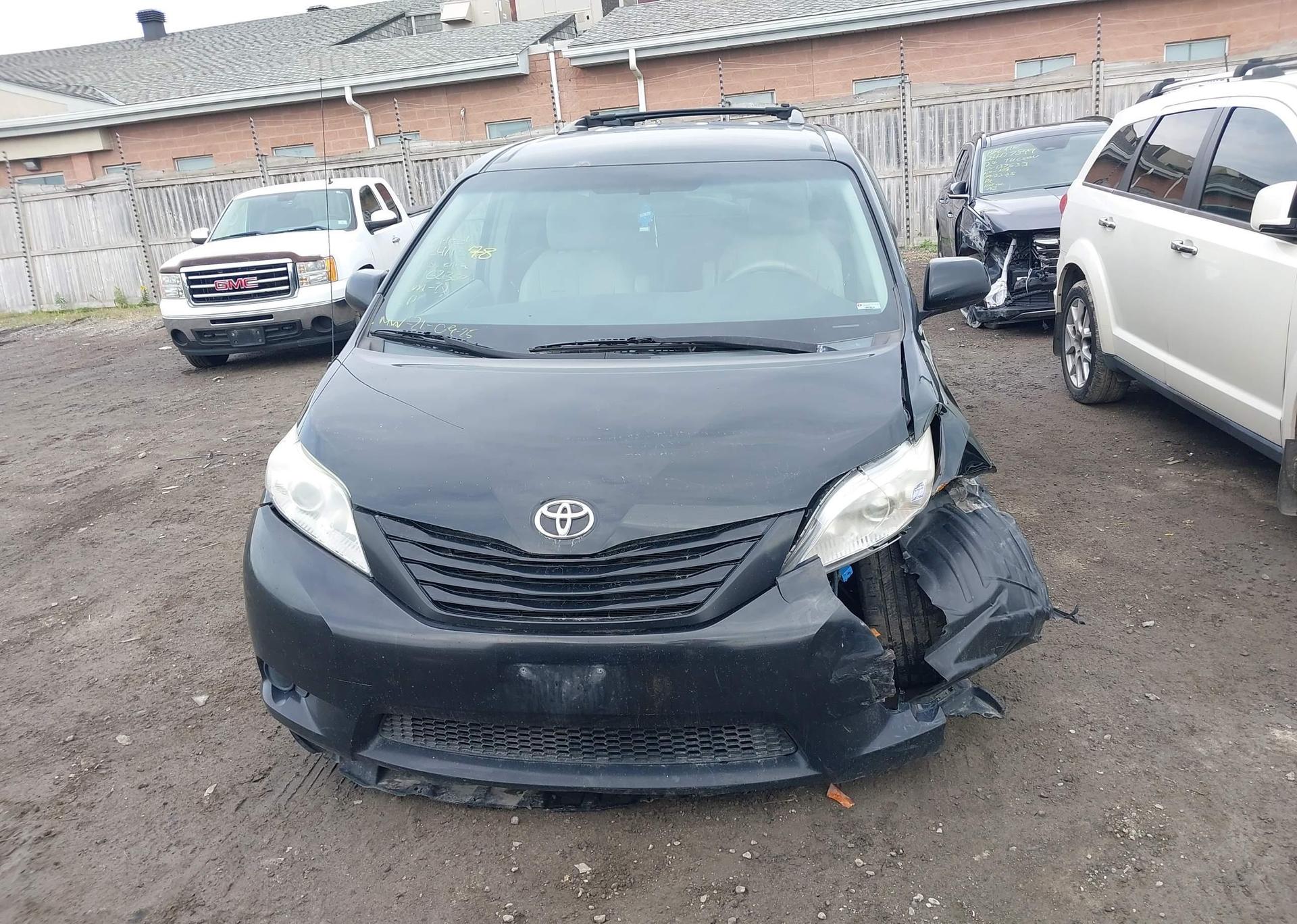 2011 TOYOTA SIENNA