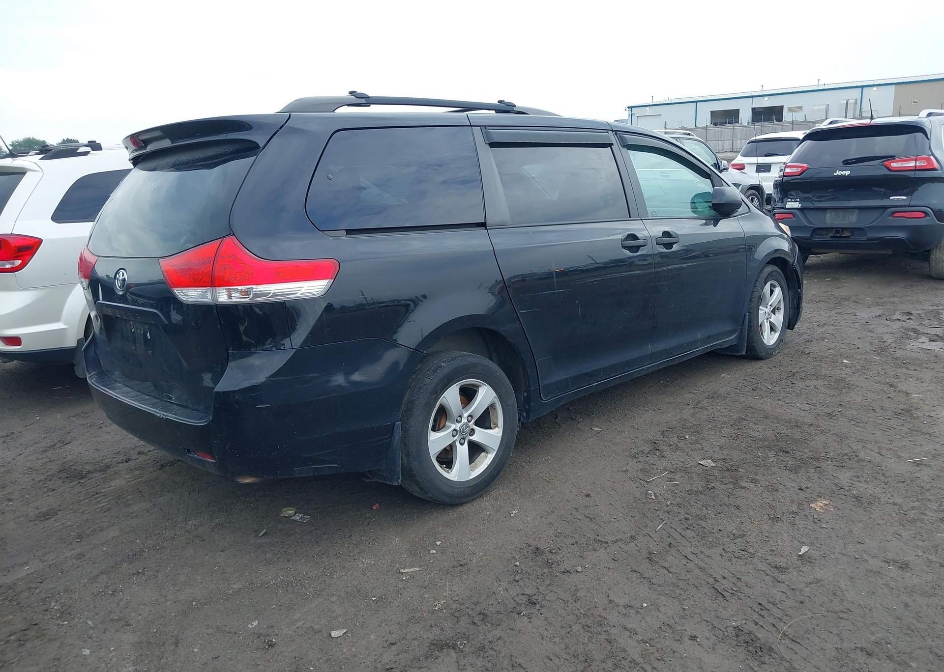2011 TOYOTA SIENNA