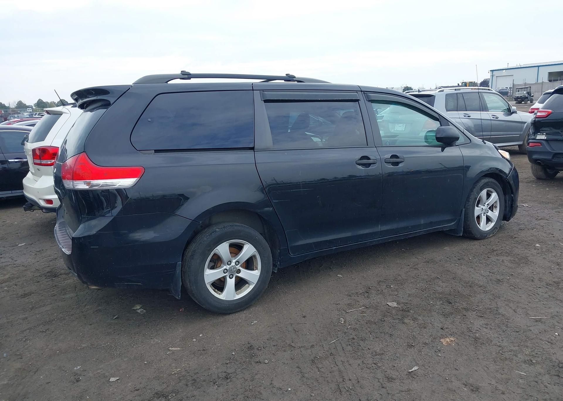 2011 TOYOTA SIENNA