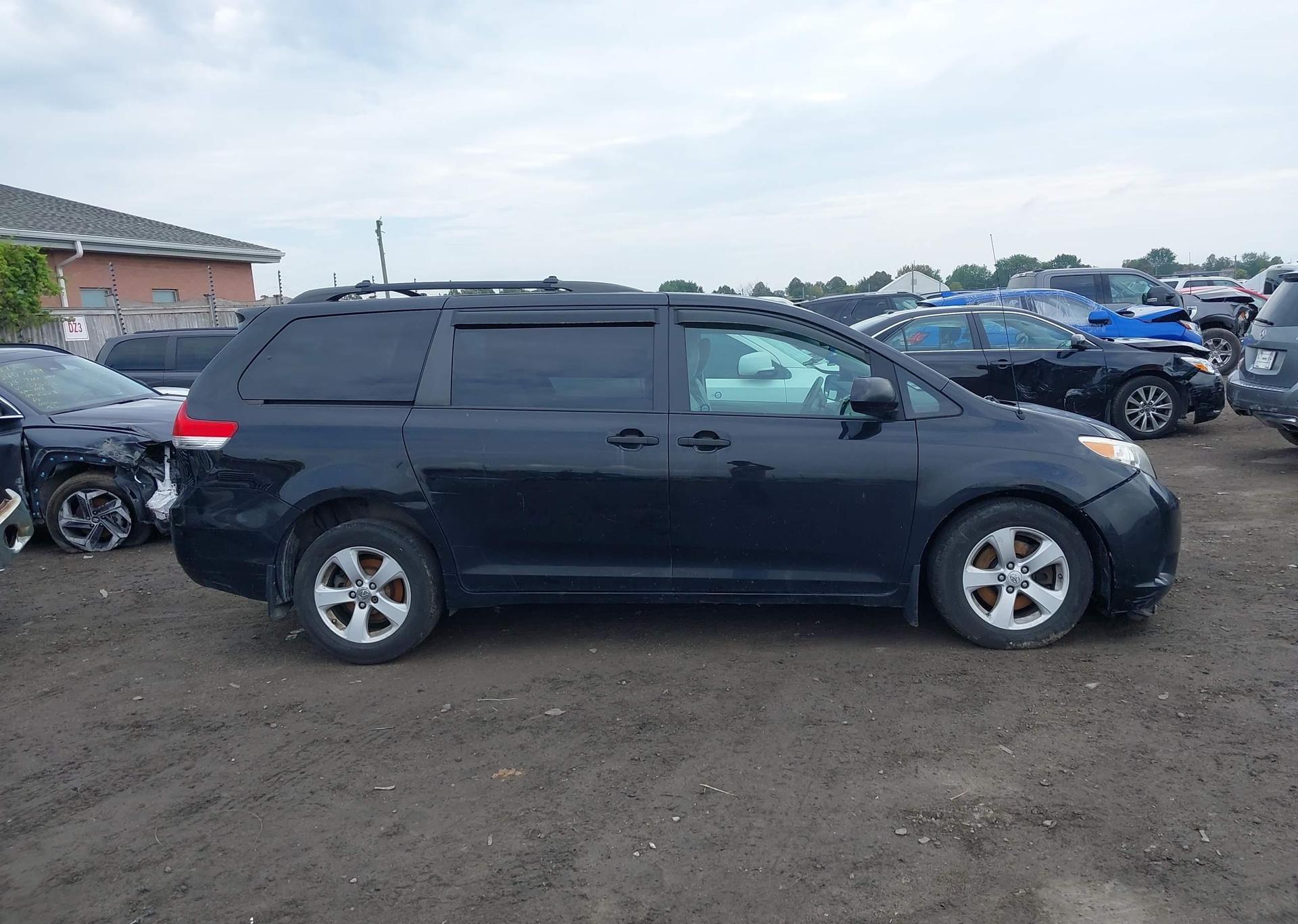 2011 TOYOTA SIENNA