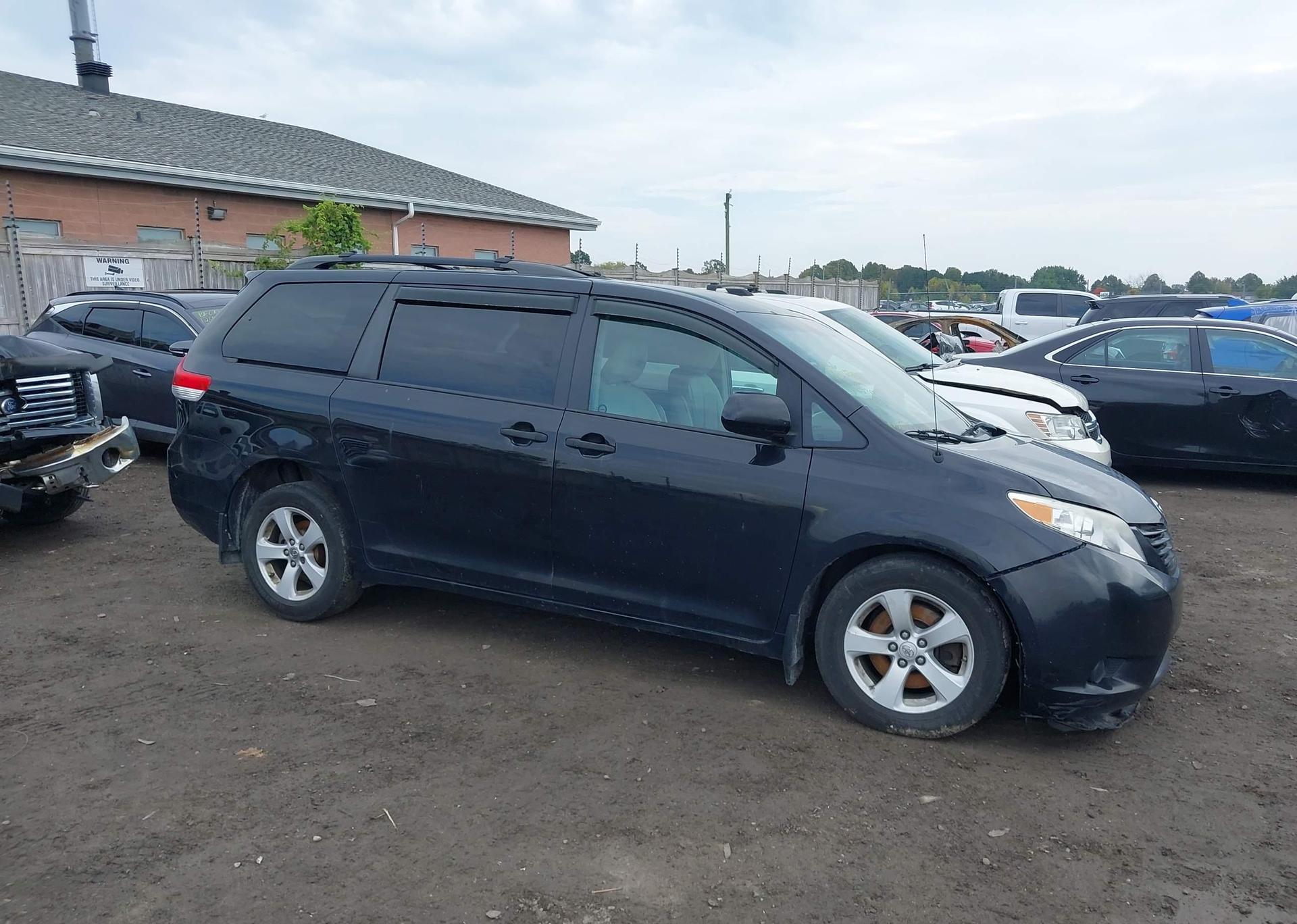 2011 TOYOTA SIENNA