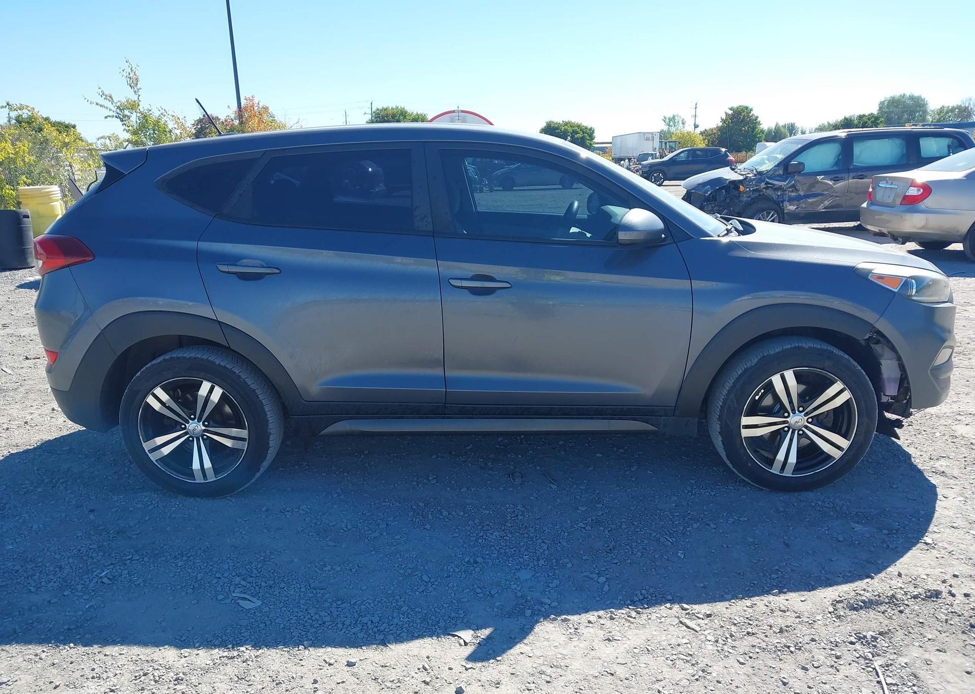 2016 HYUNDAI TUCSON SE