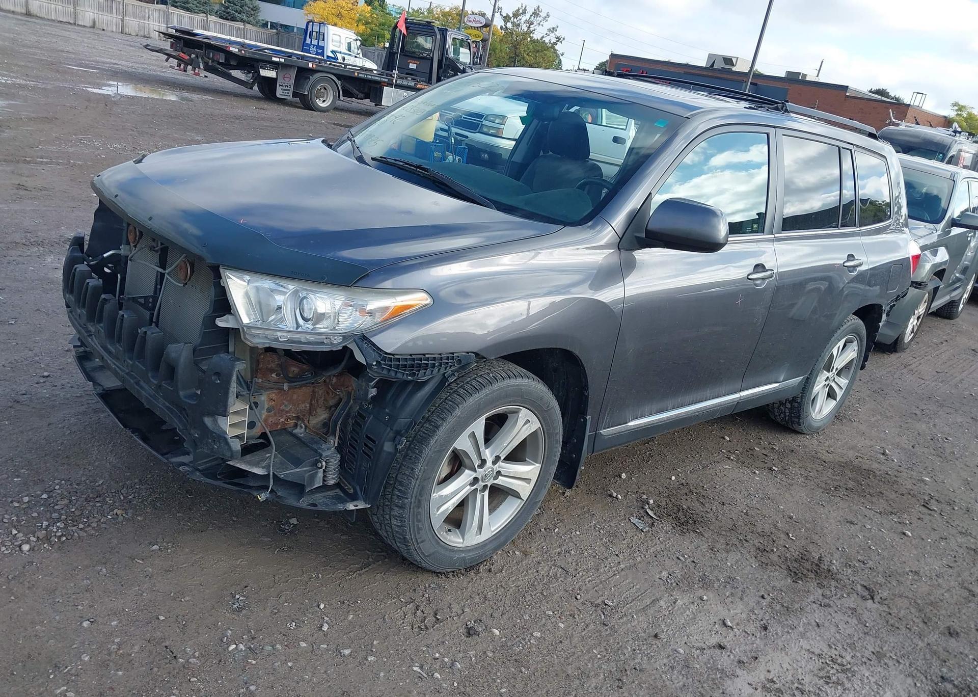 2011 TOYOTA HIGHLANDER SE
