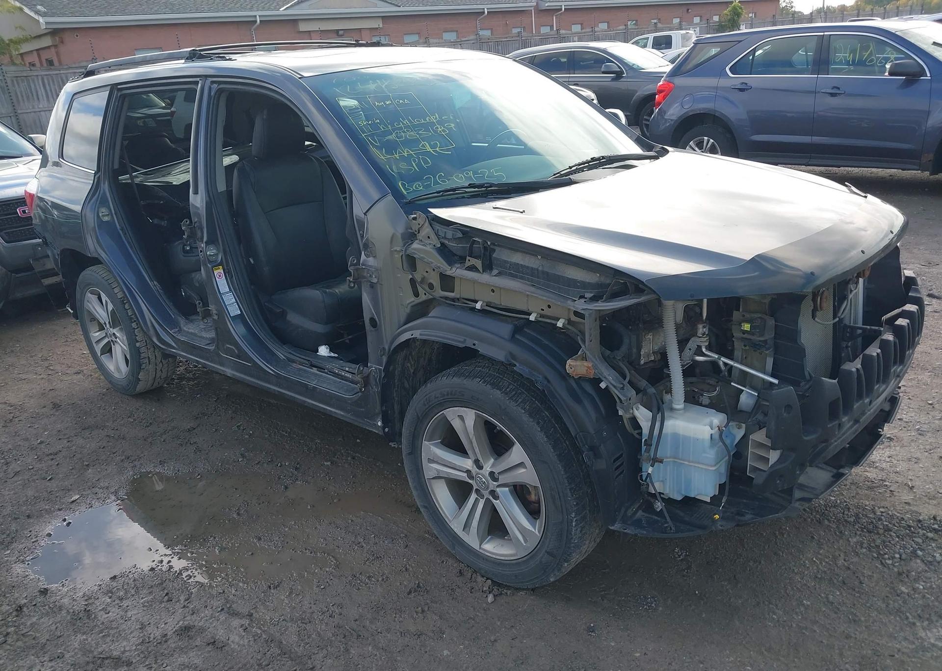 2011 TOYOTA HIGHLANDER SE