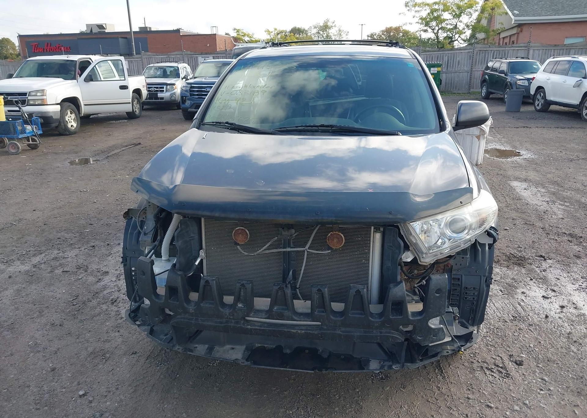 2011 TOYOTA HIGHLANDER SE