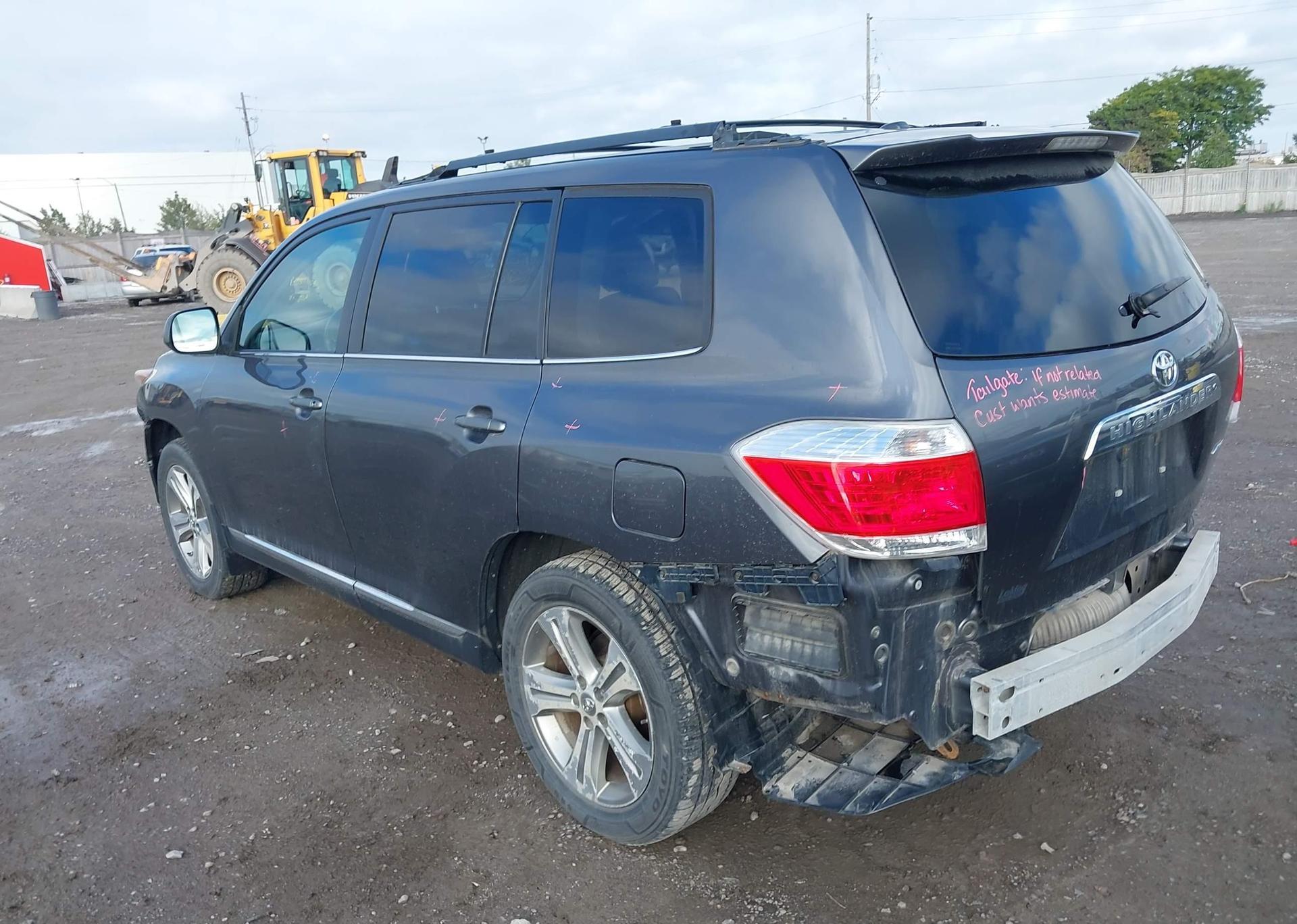 2011 TOYOTA HIGHLANDER SE