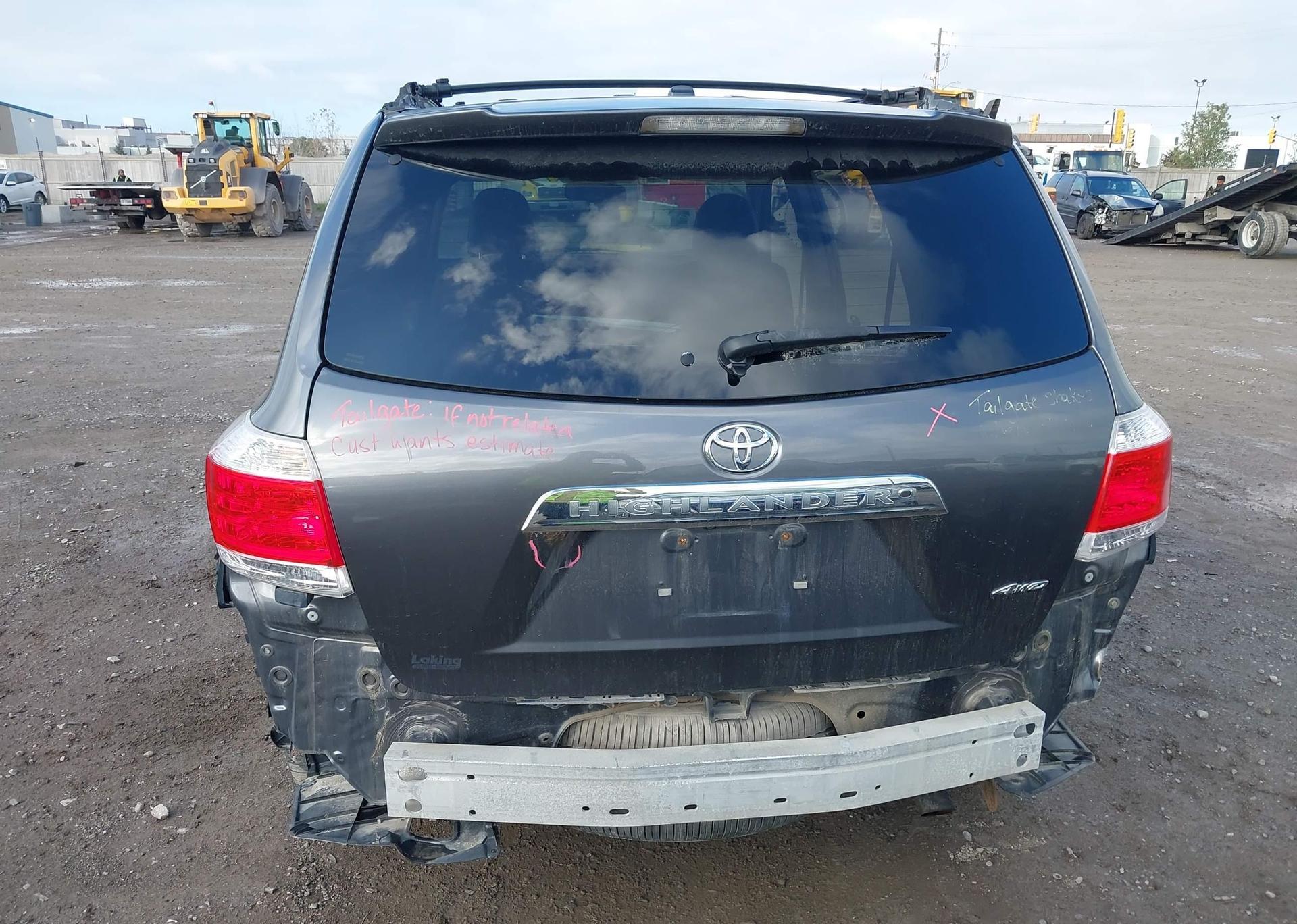 2011 TOYOTA HIGHLANDER SE