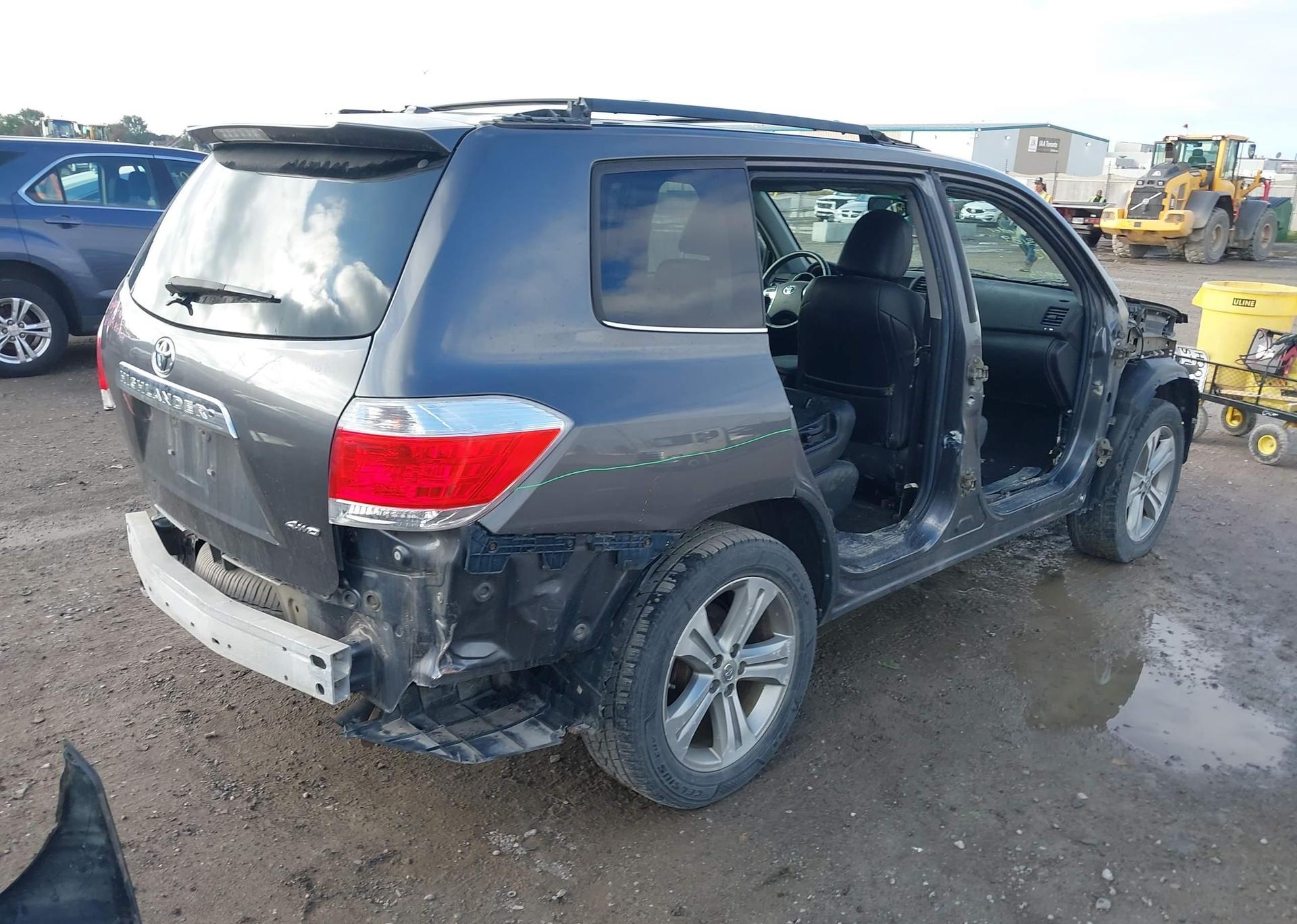2011 TOYOTA HIGHLANDER SE