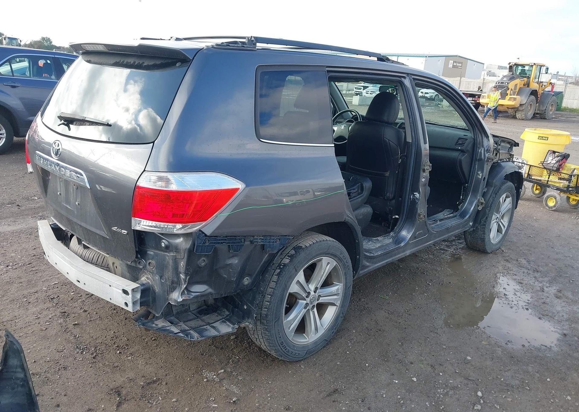 2011 TOYOTA HIGHLANDER SE