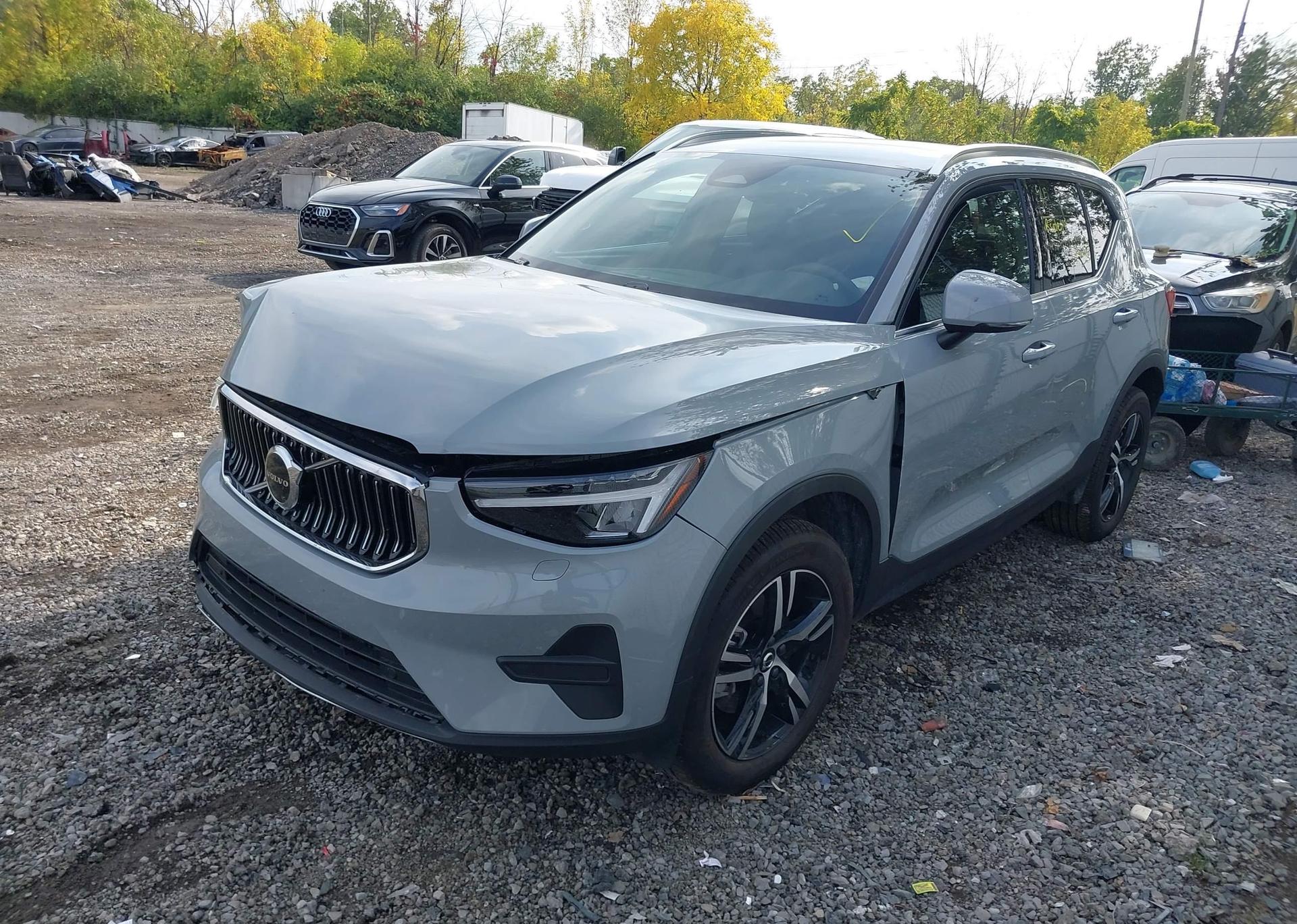 2025 VOLVO XC40 CORE