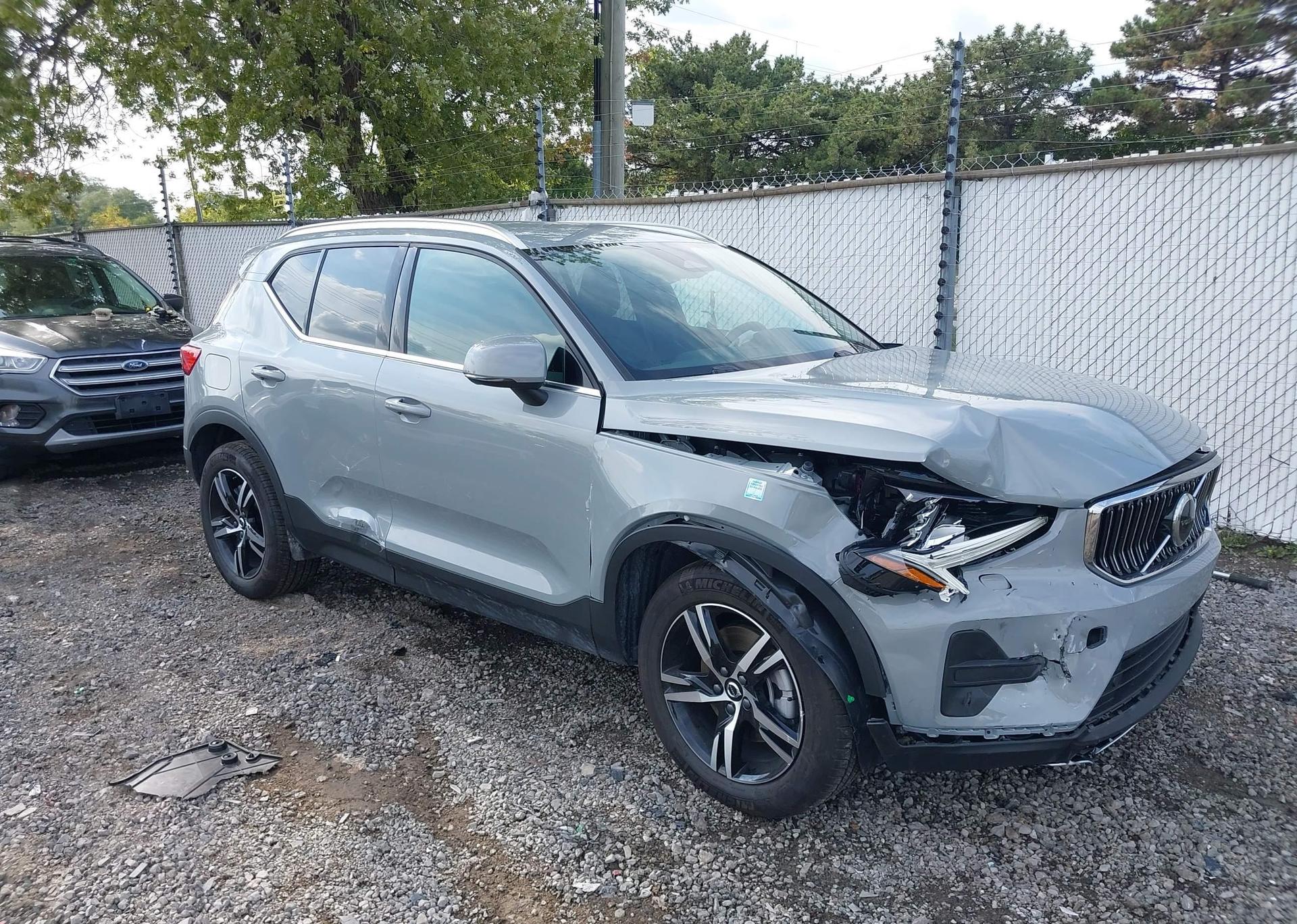 2025 VOLVO XC40 CORE