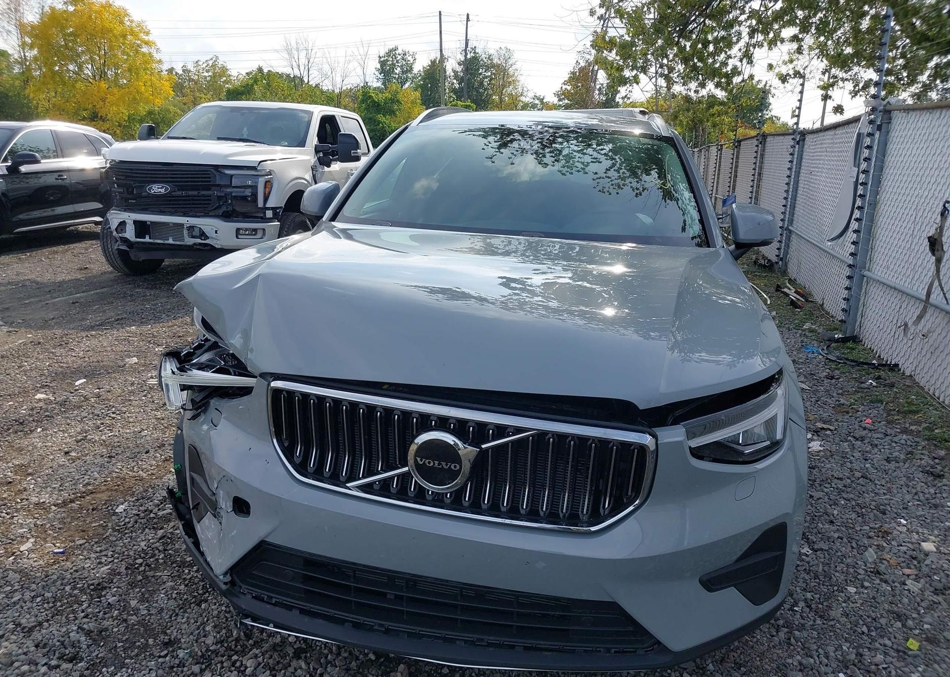 2025 VOLVO XC40 CORE