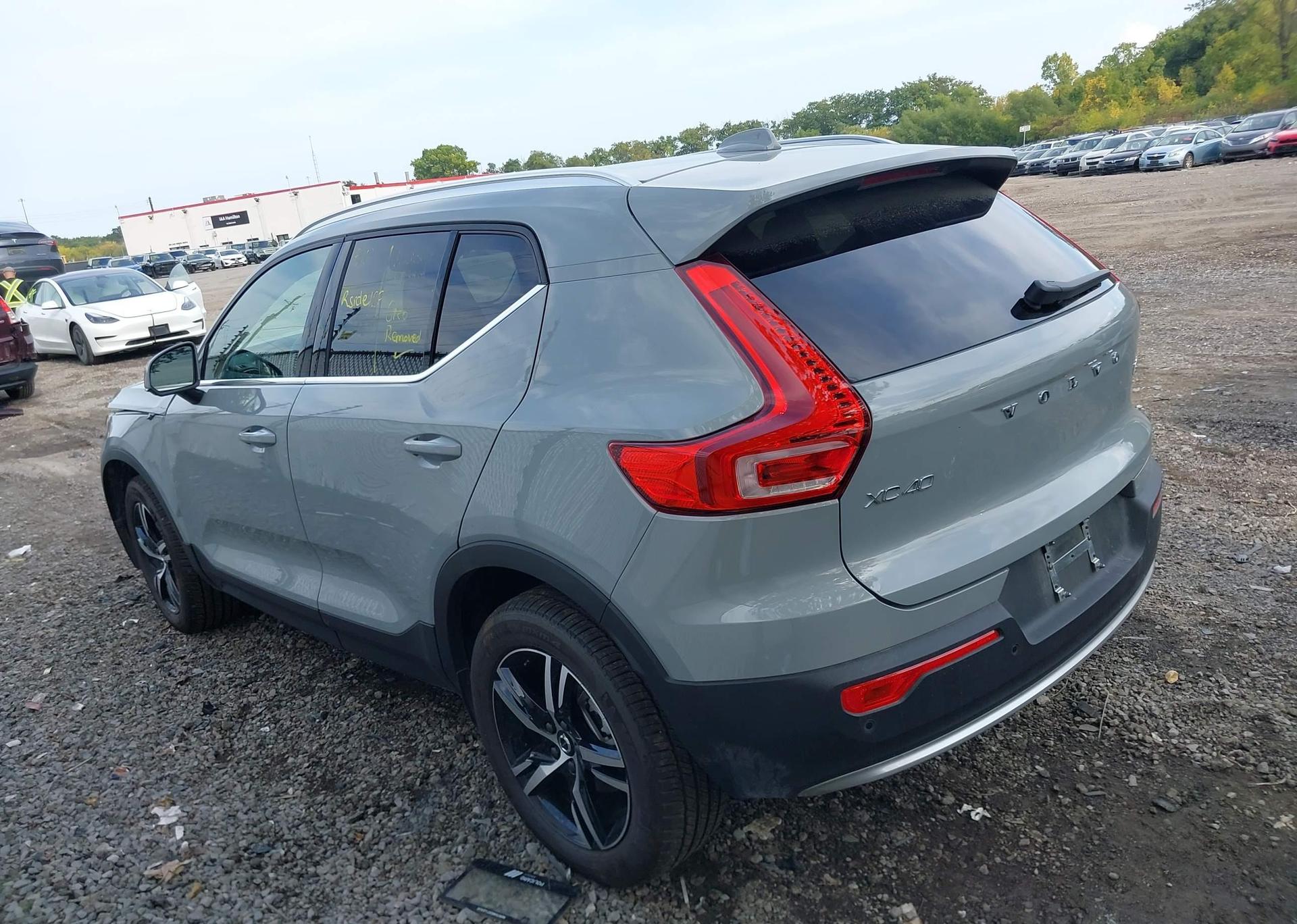 2025 VOLVO XC40 CORE
