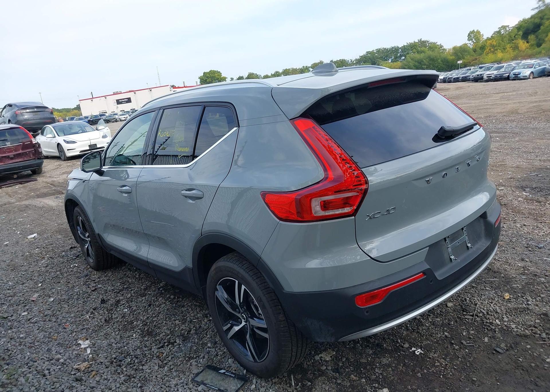 2025 VOLVO XC40 CORE
