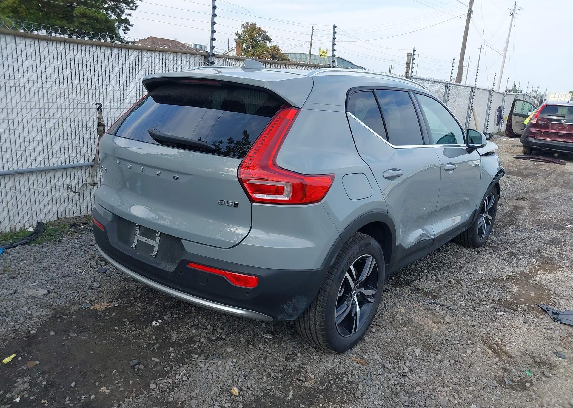 2025 VOLVO XC40 CORE
