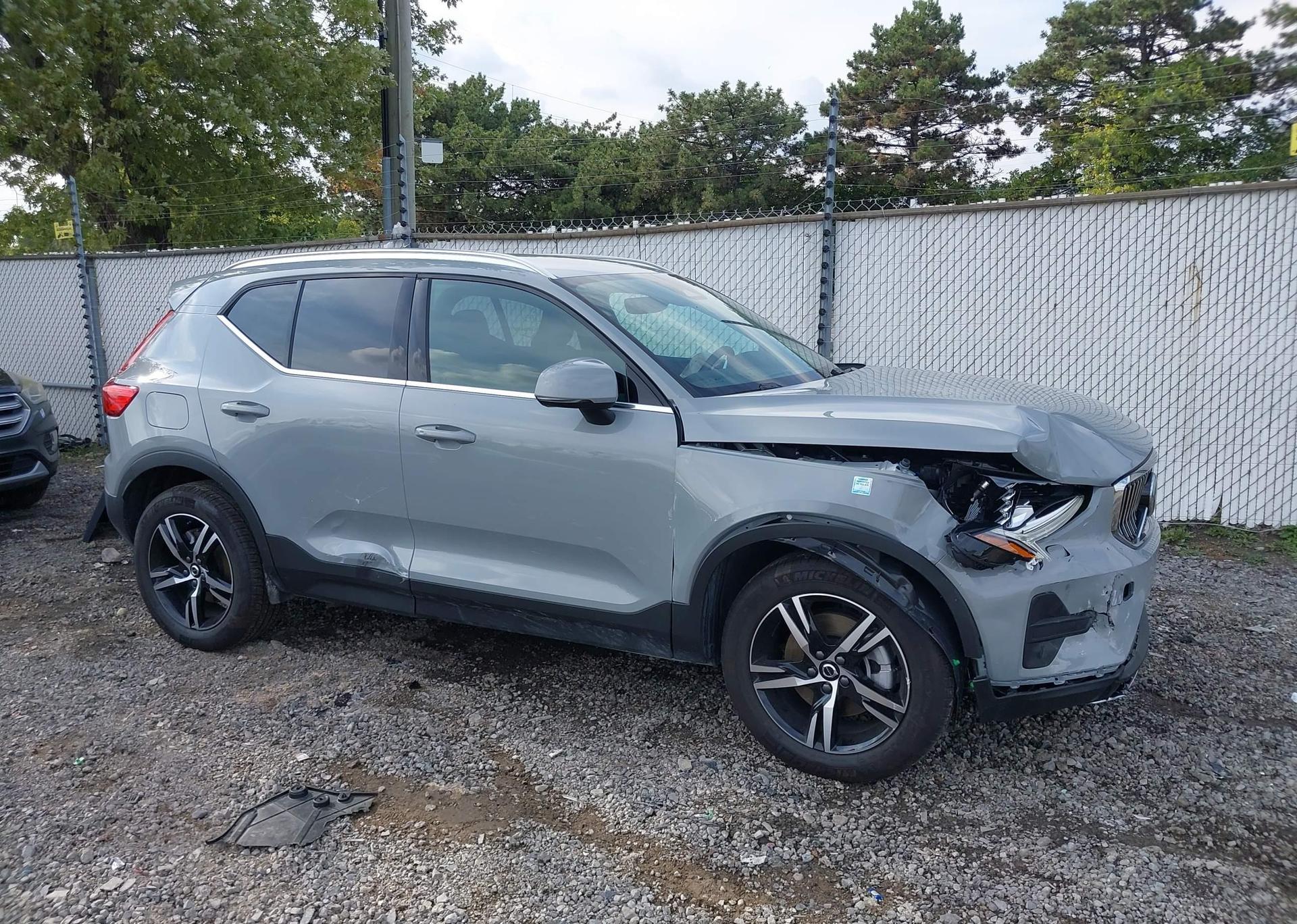 2025 VOLVO XC40 CORE