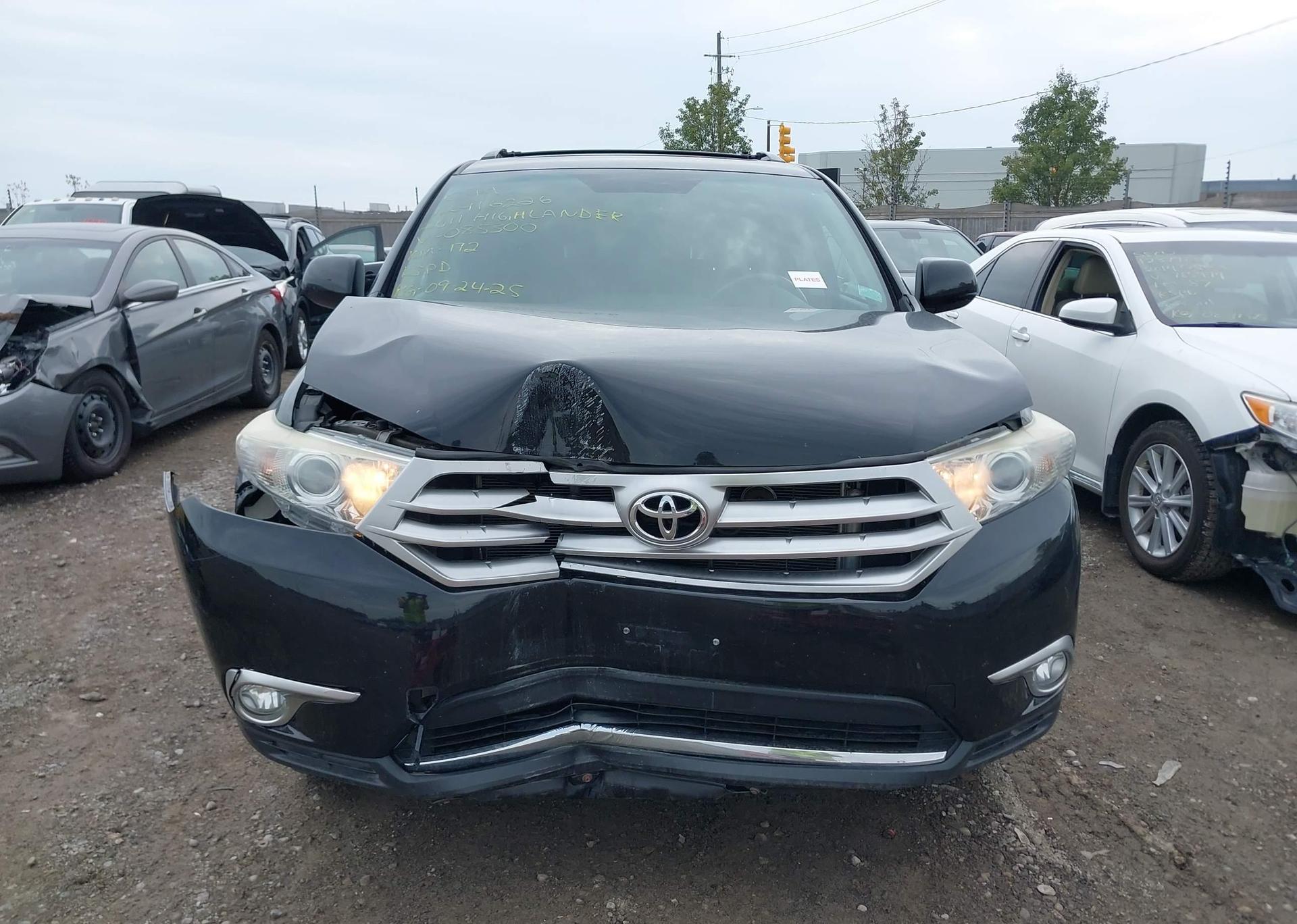 2011 TOYOTA HIGHLANDER SE