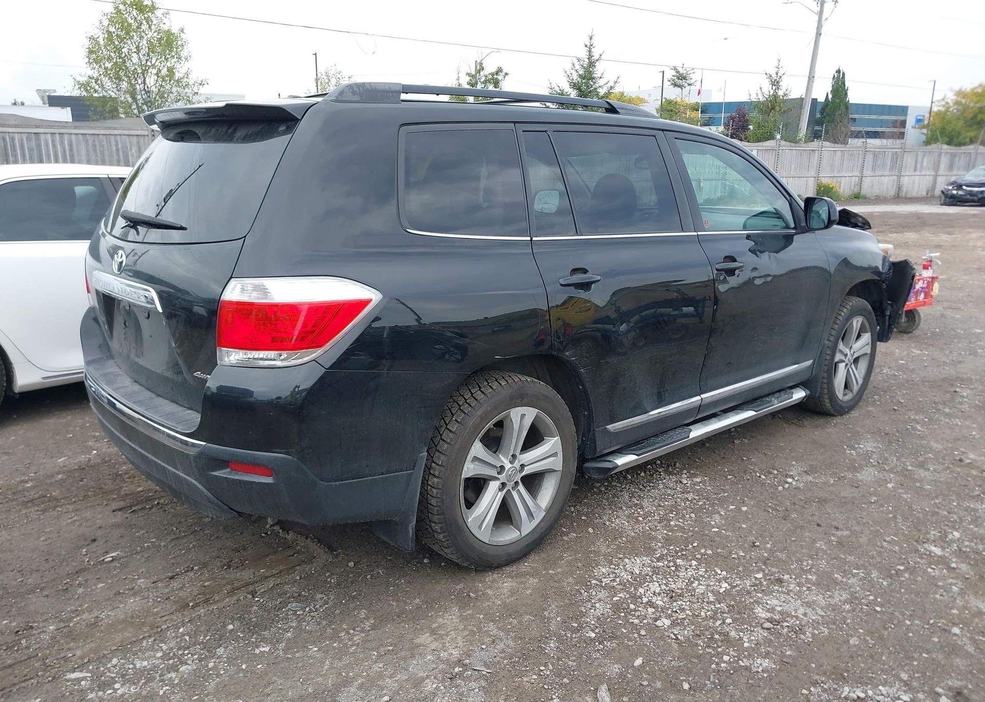 2011 TOYOTA HIGHLANDER SE