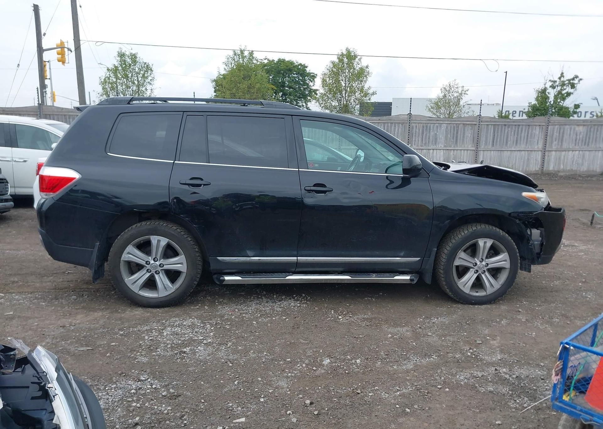2011 TOYOTA HIGHLANDER SE