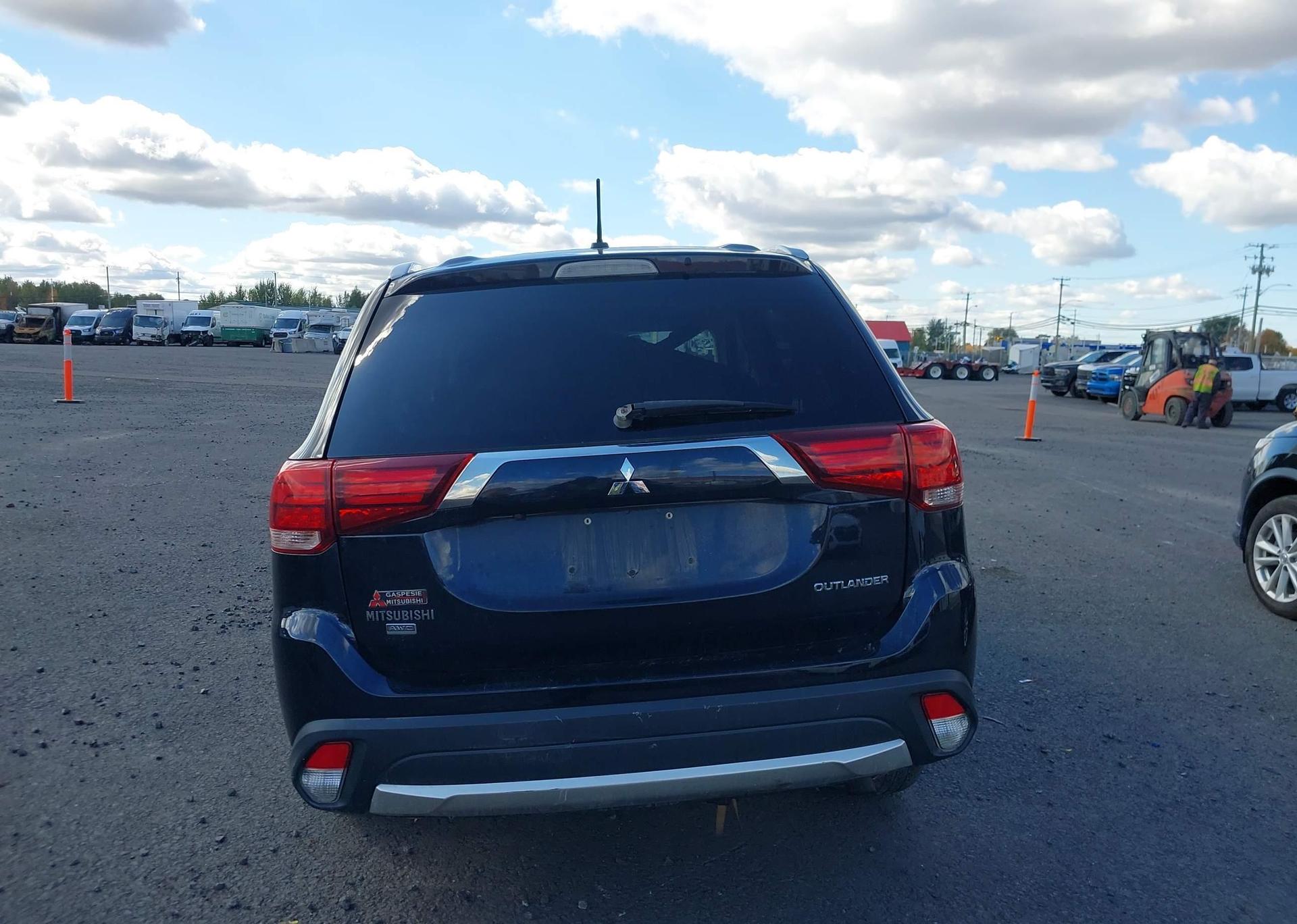2016 MITSUBISHI OUTLANDER SE