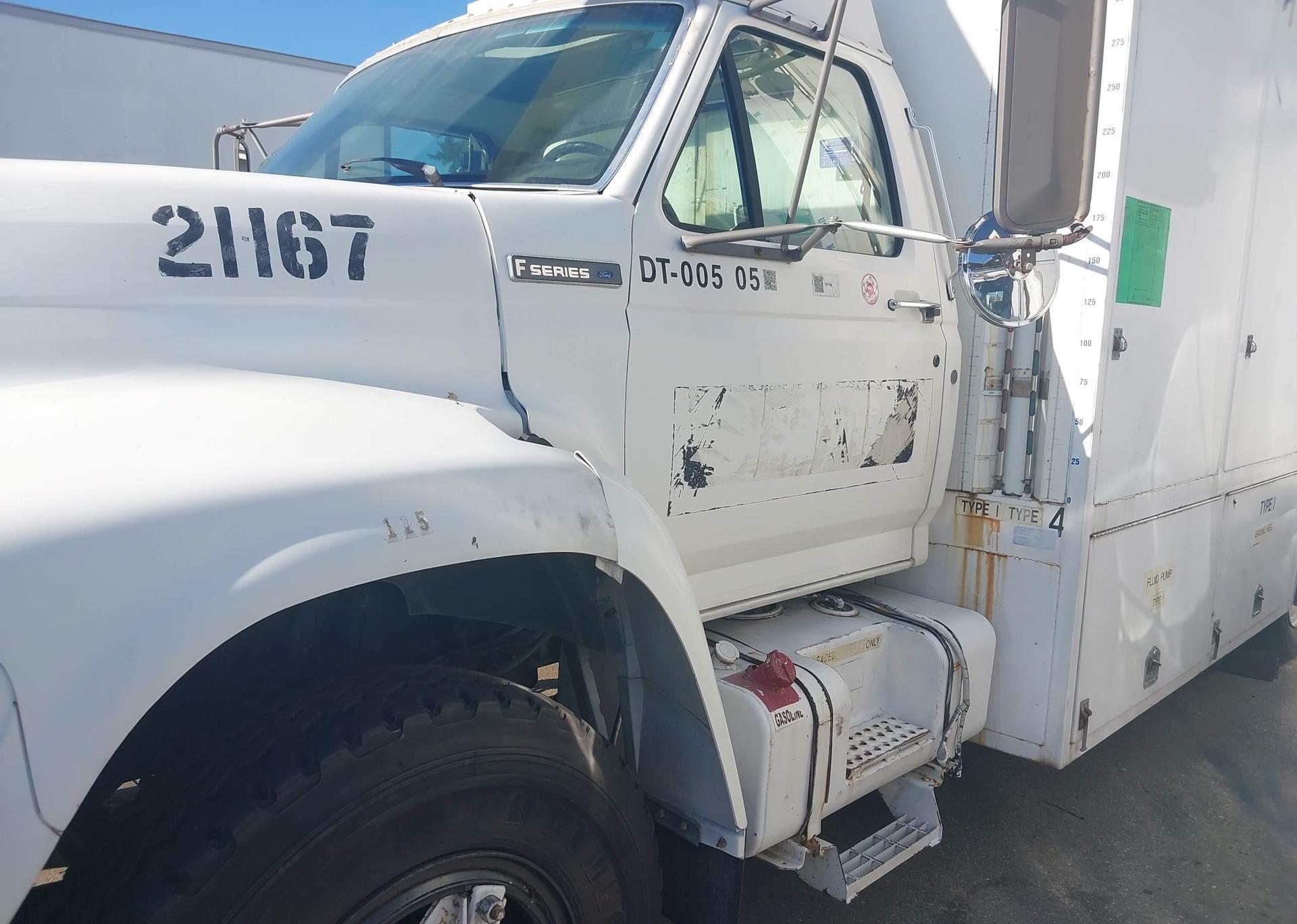 1996 FORD F700