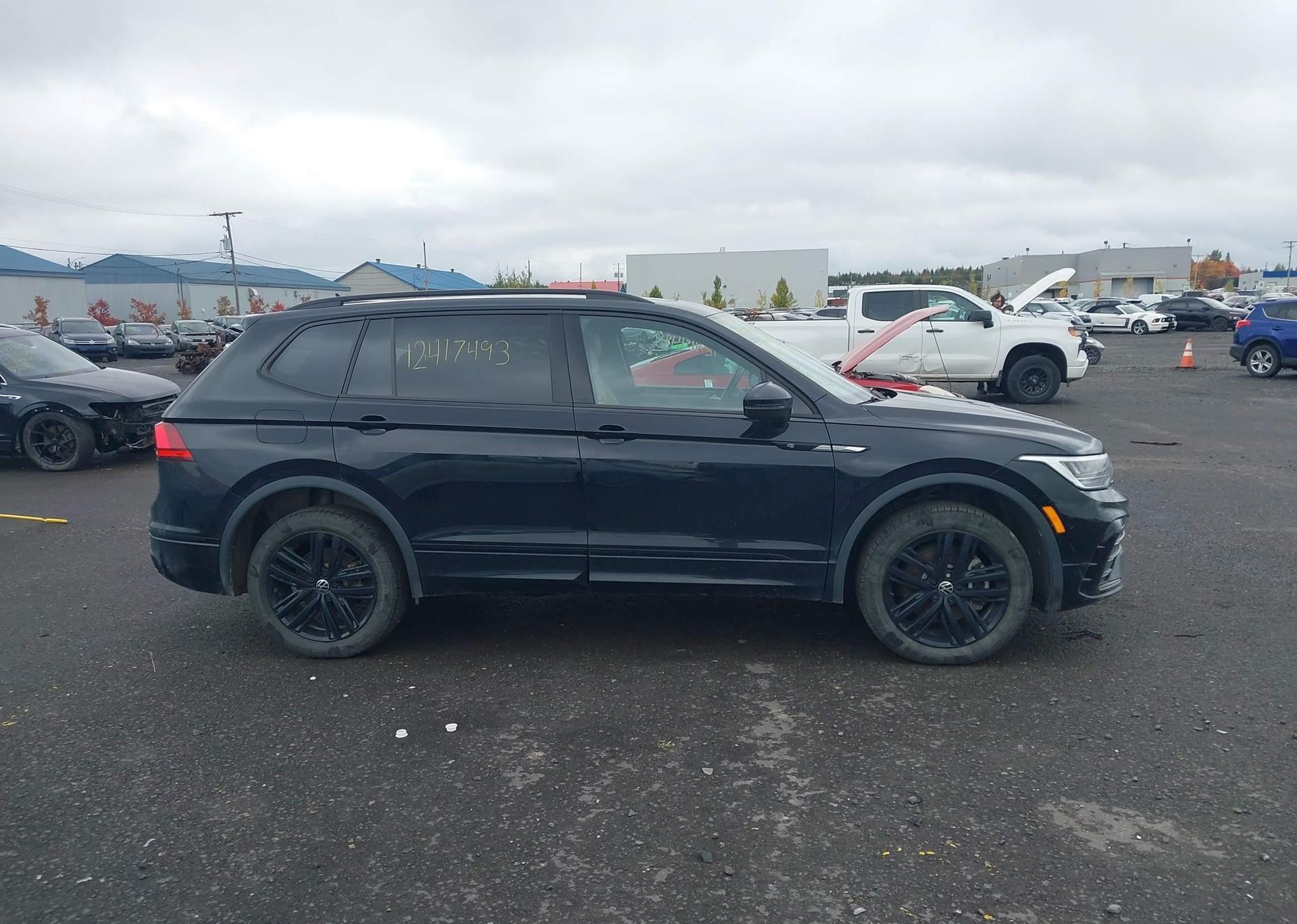 2022 VOLKSWAGEN TIGUAN SE R-LINE BLACK