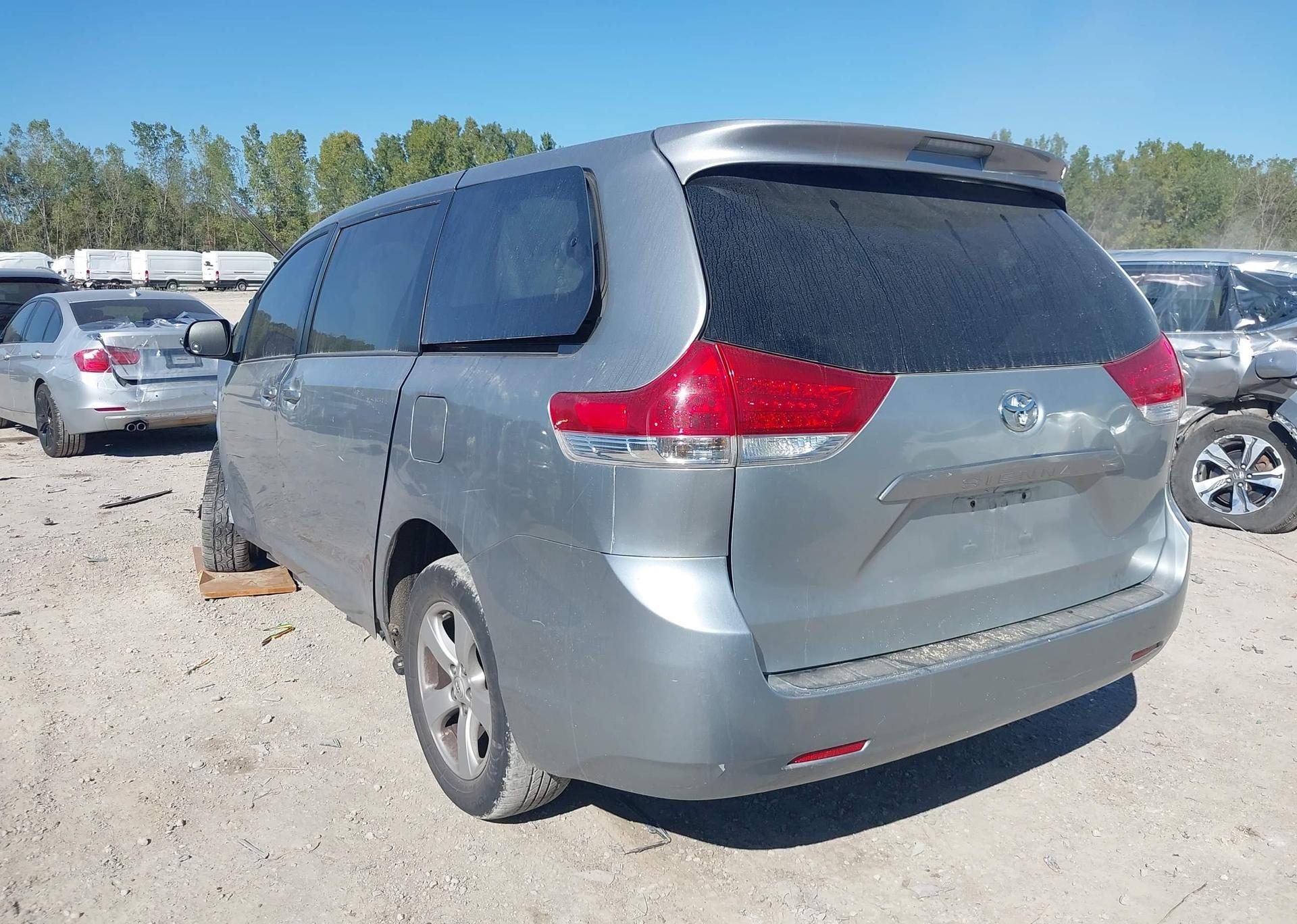 2012 TOYOTA SIENNA