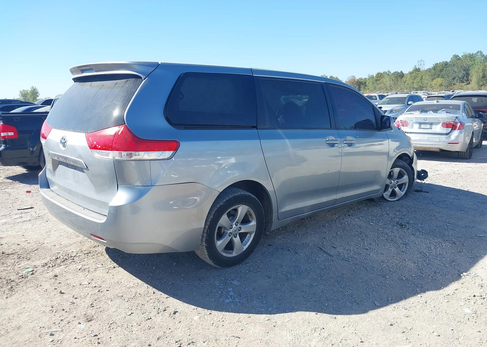 2012 TOYOTA SIENNA