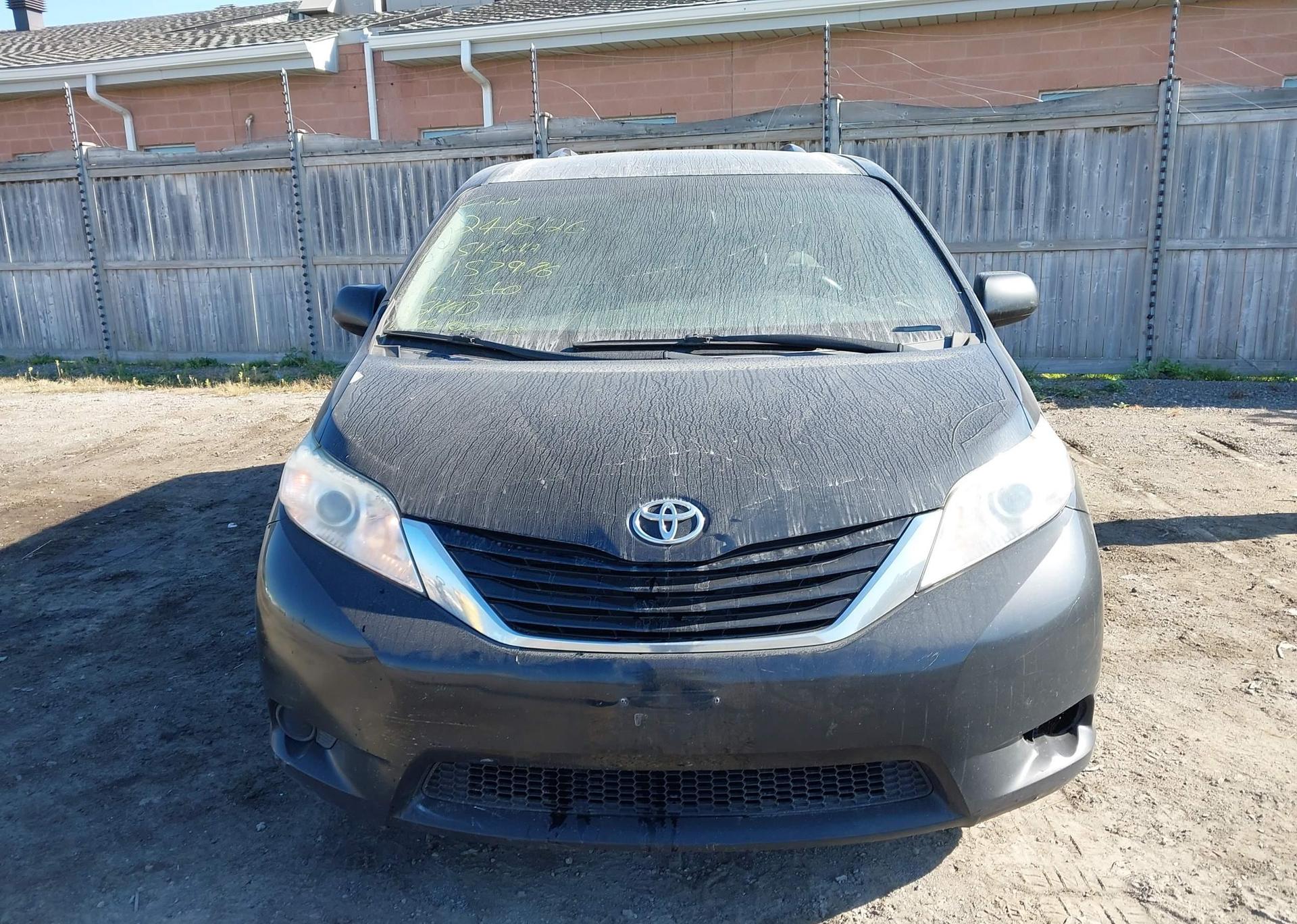 2017 TOYOTA SIENNA LE
