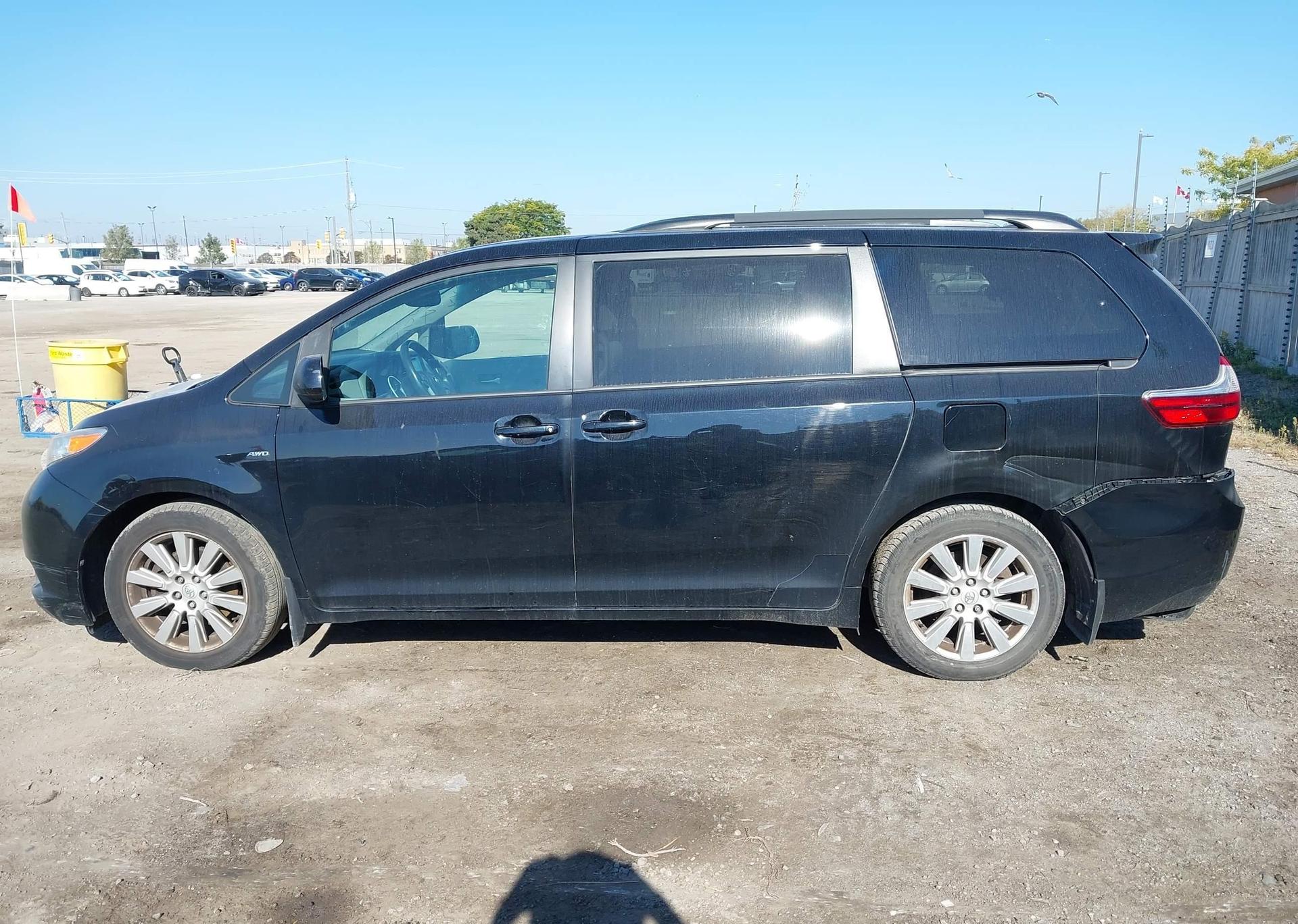 2017 TOYOTA SIENNA LE