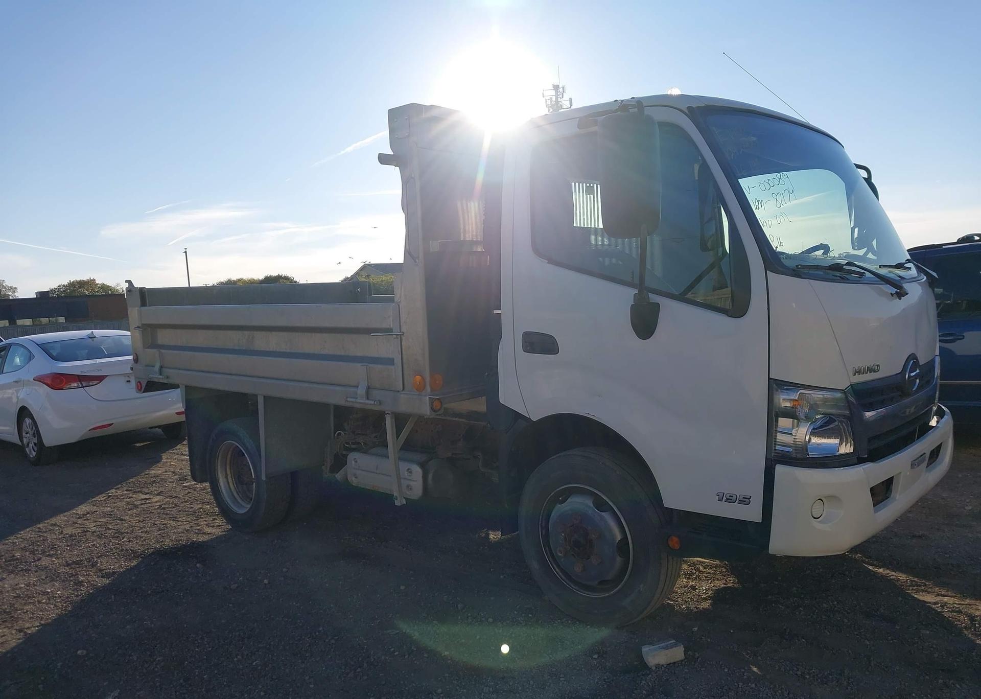 2016 HINO 195