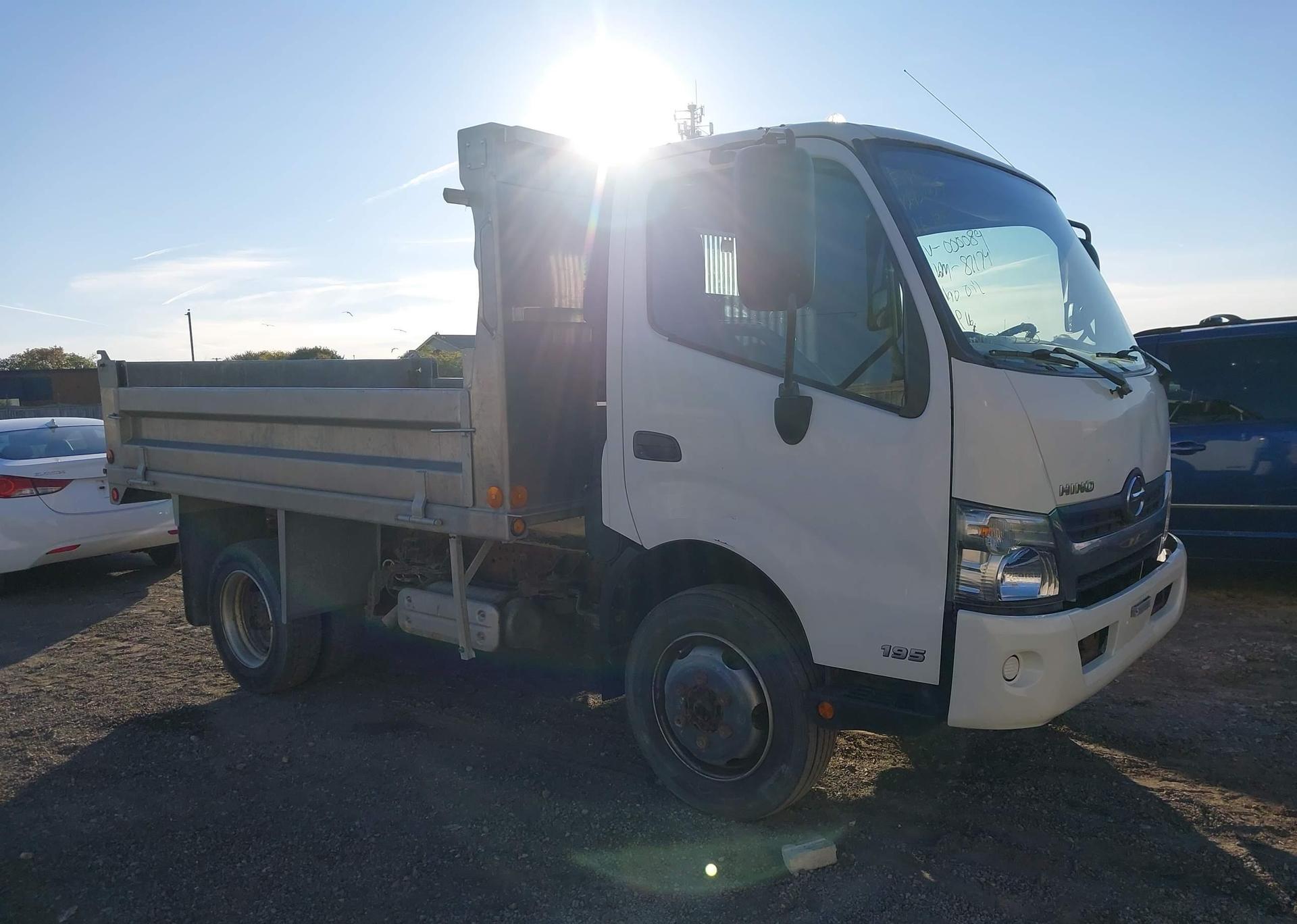 2016 HINO 195
