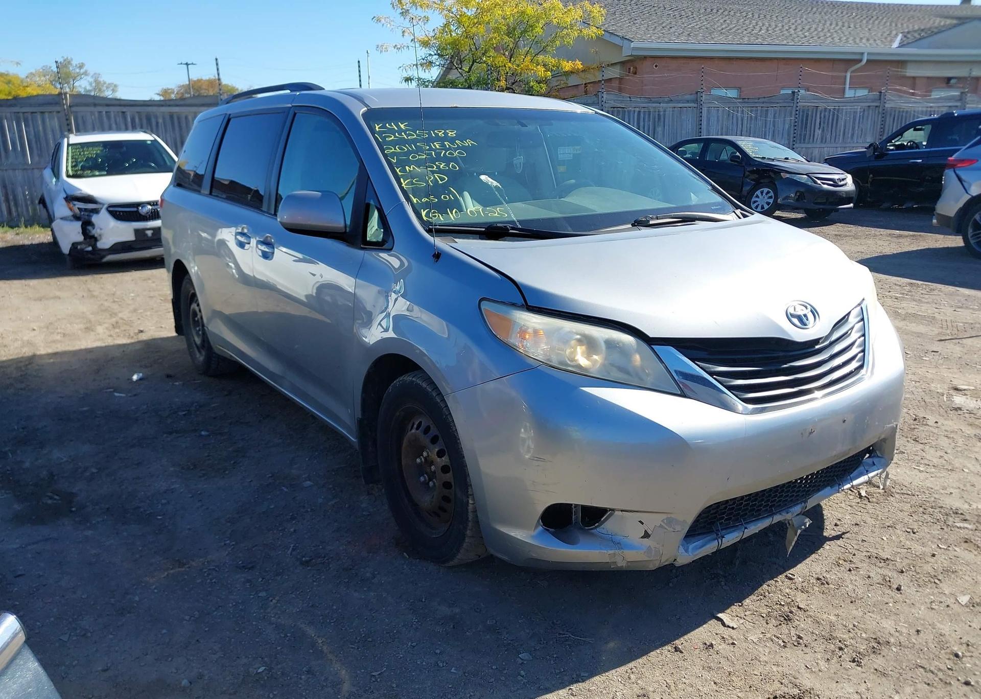 2011 TOYOTA SIENNA LE