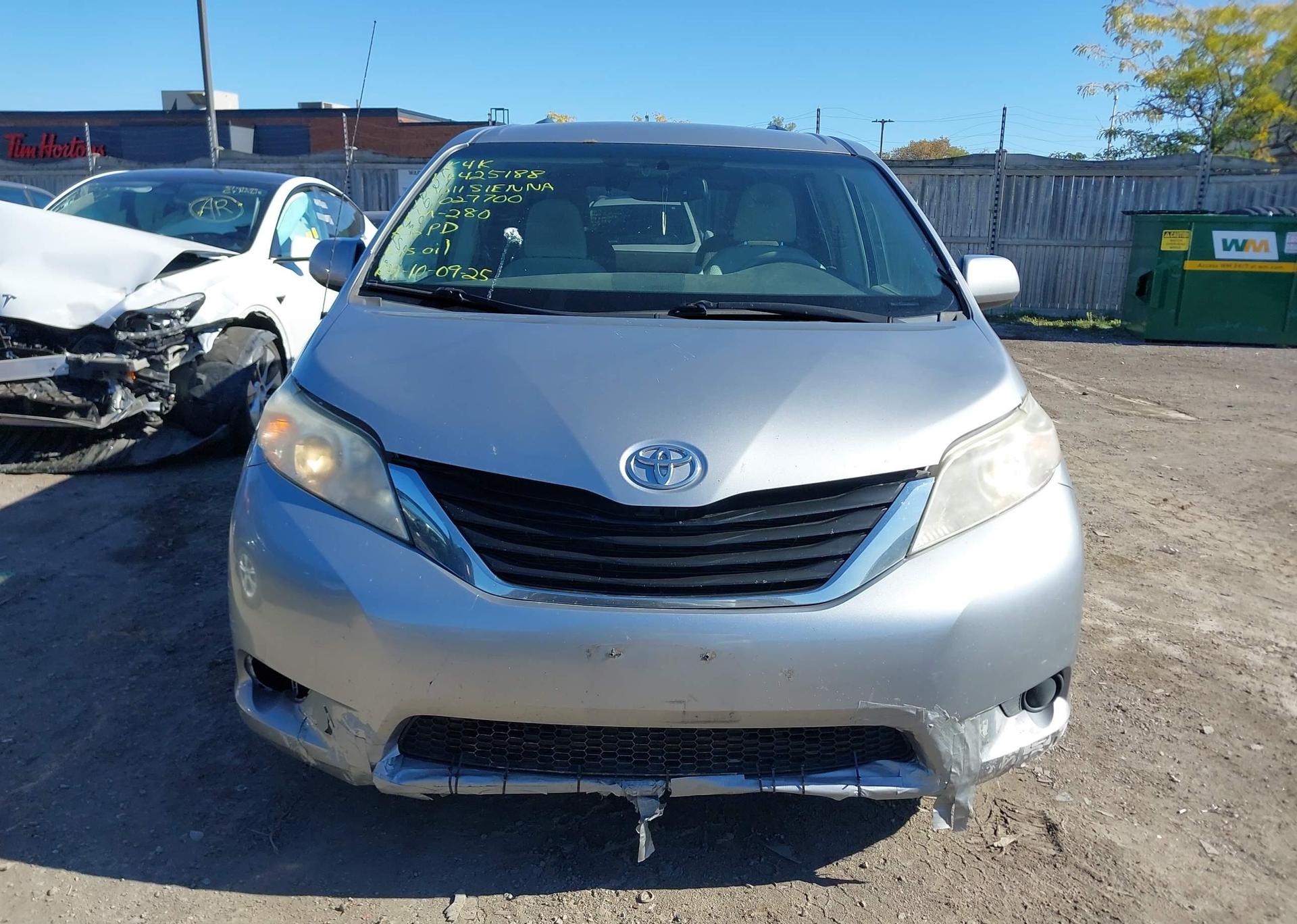 2011 TOYOTA SIENNA LE