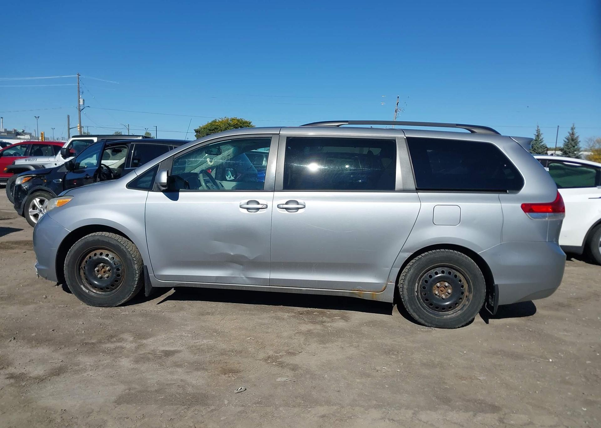 2011 TOYOTA SIENNA LE