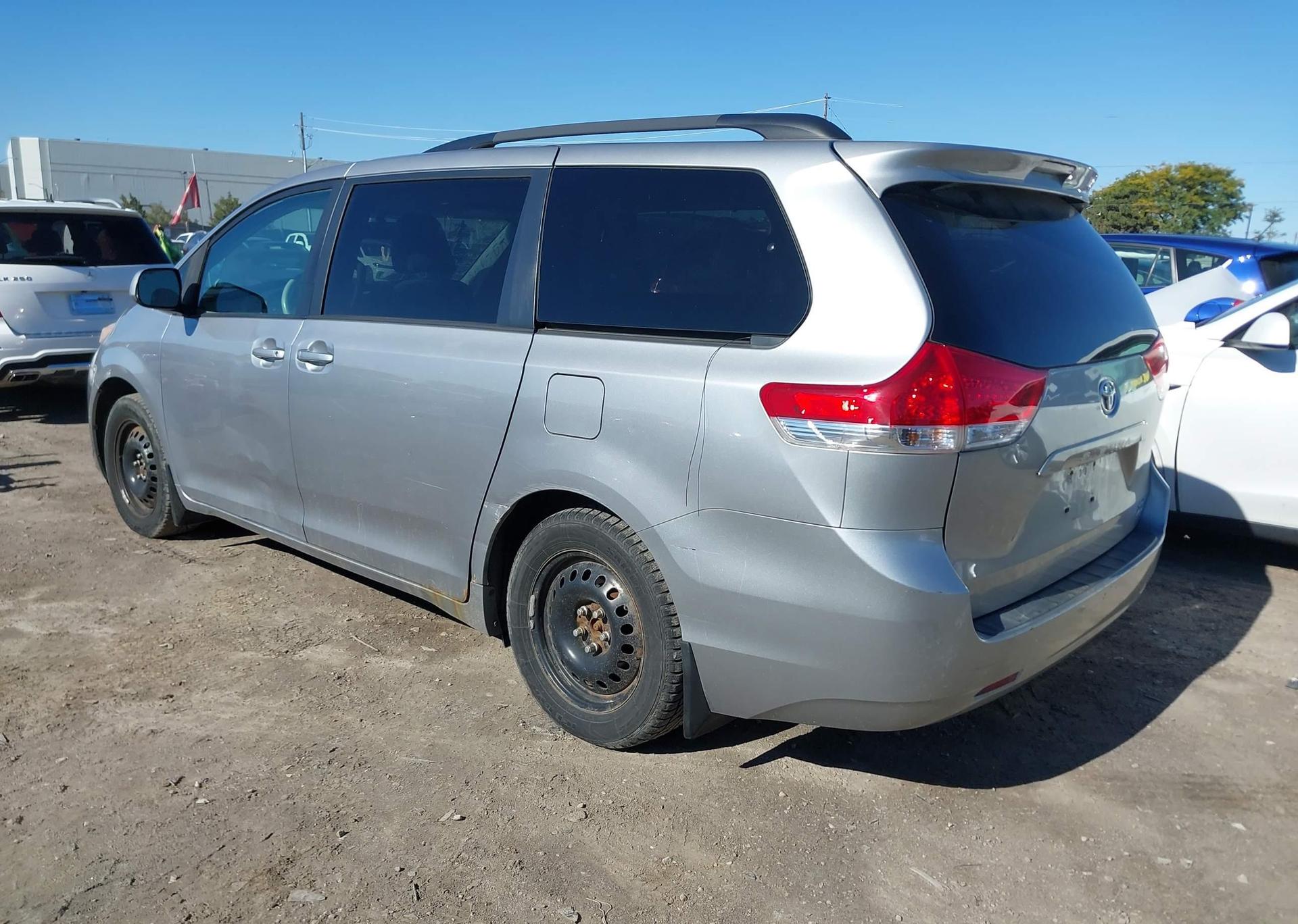 2011 TOYOTA SIENNA LE