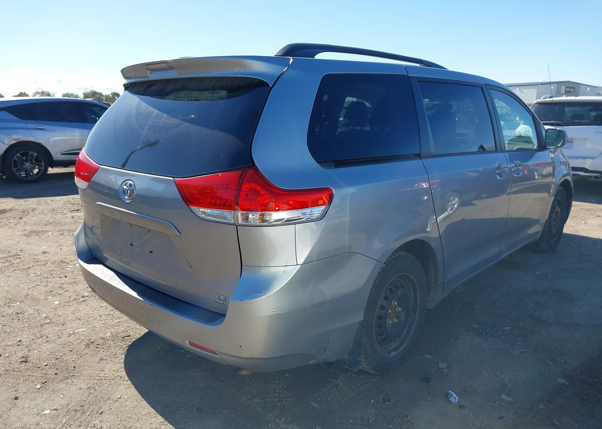 2011 TOYOTA SIENNA LE
