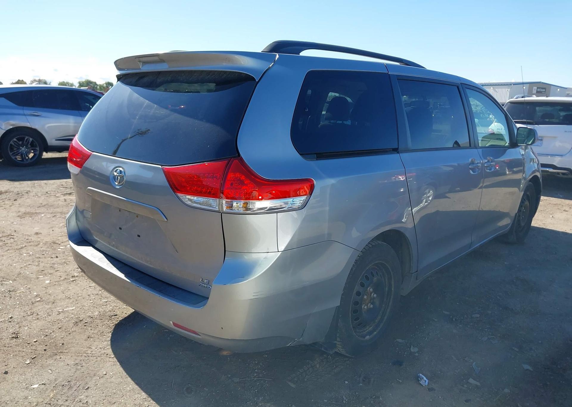 2011 TOYOTA SIENNA LE