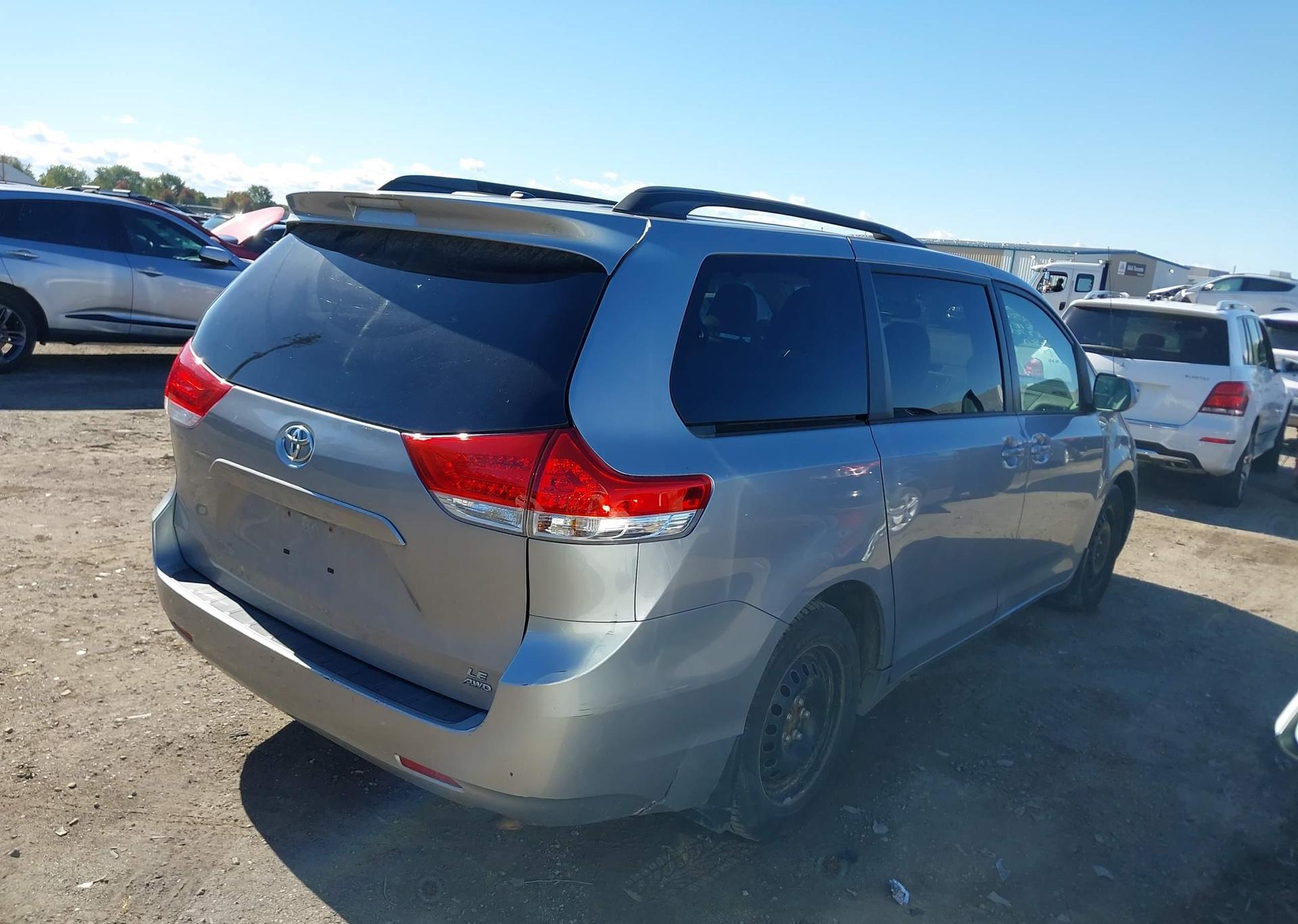 2011 TOYOTA SIENNA LE