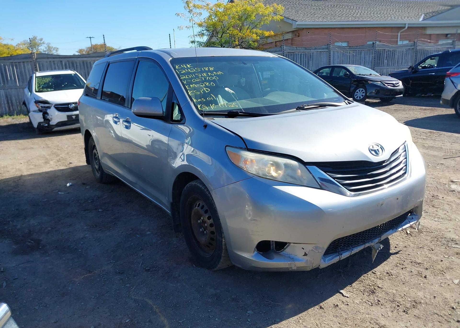 2011 TOYOTA SIENNA LE