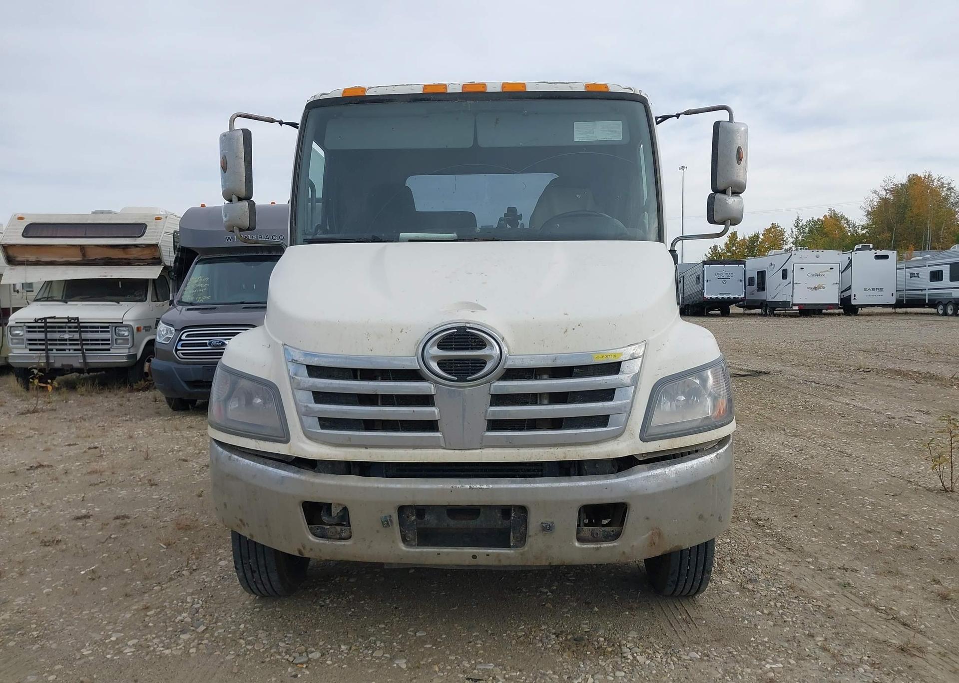 2009 HINO HINO 185
