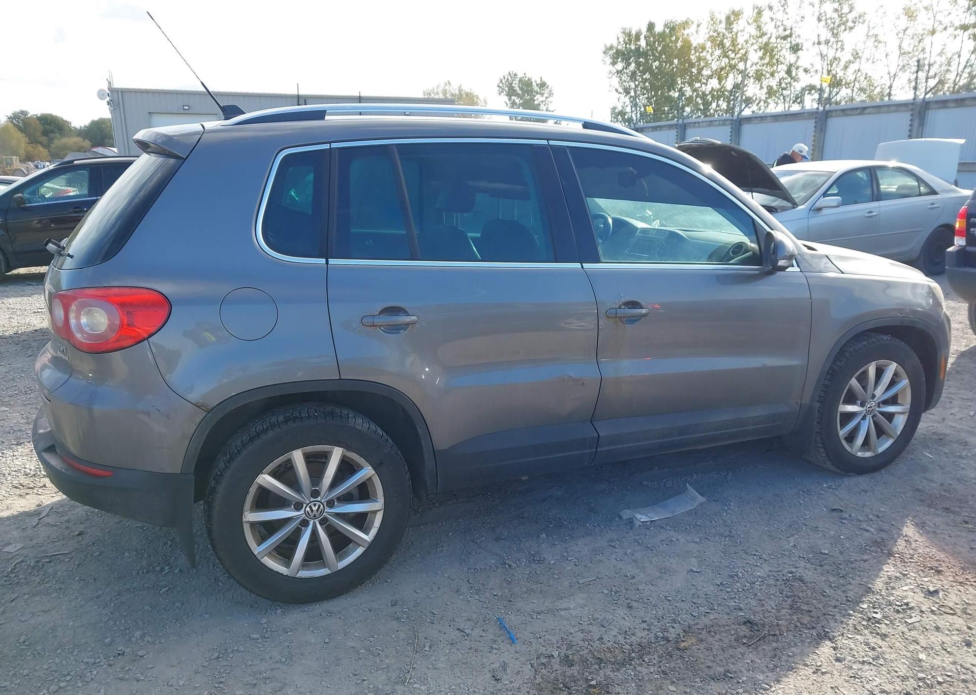 2010 VOLKSWAGEN TIGUAN