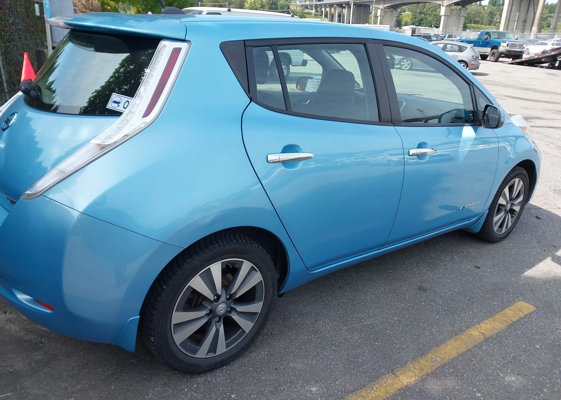 2015 NISSAN LEAF