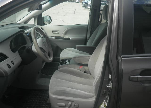 2013 TOYOTA SIENNA LE