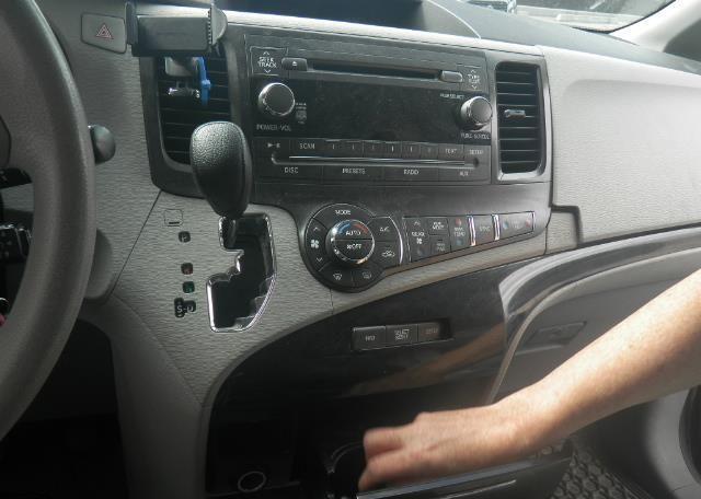 2013 TOYOTA SIENNA LE