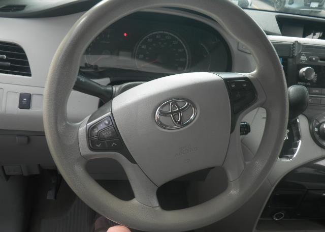 2013 TOYOTA SIENNA LE
