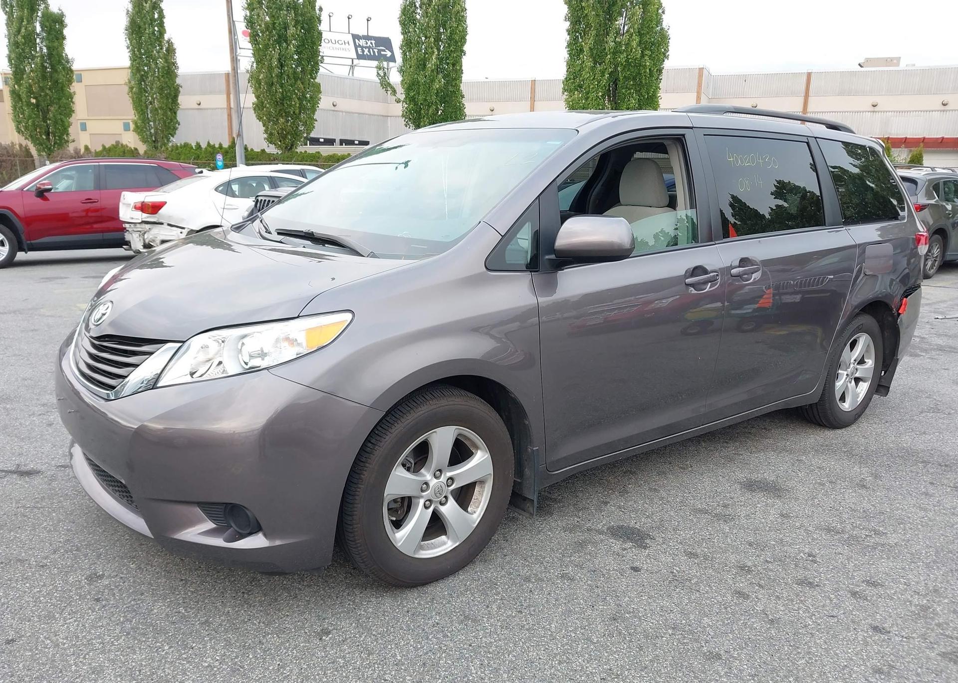 2011 TOYOTA SIENNA LE