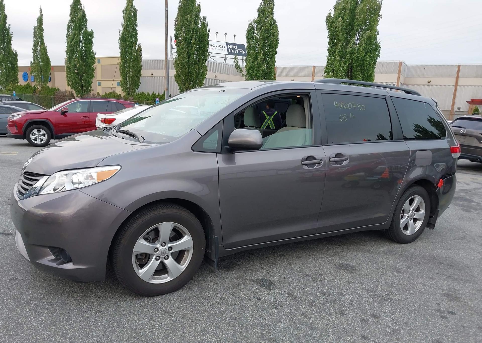 2011 TOYOTA SIENNA LE