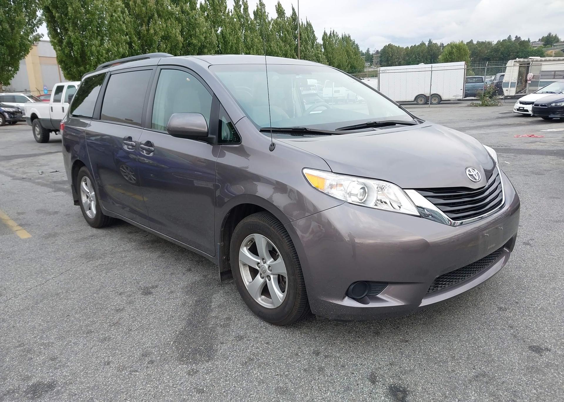 2011 TOYOTA SIENNA LE